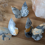 Maligano jaspis vlinder – curated crystal by Marga Jacobs | rust, symboliek en intuïtieve zelfzorg