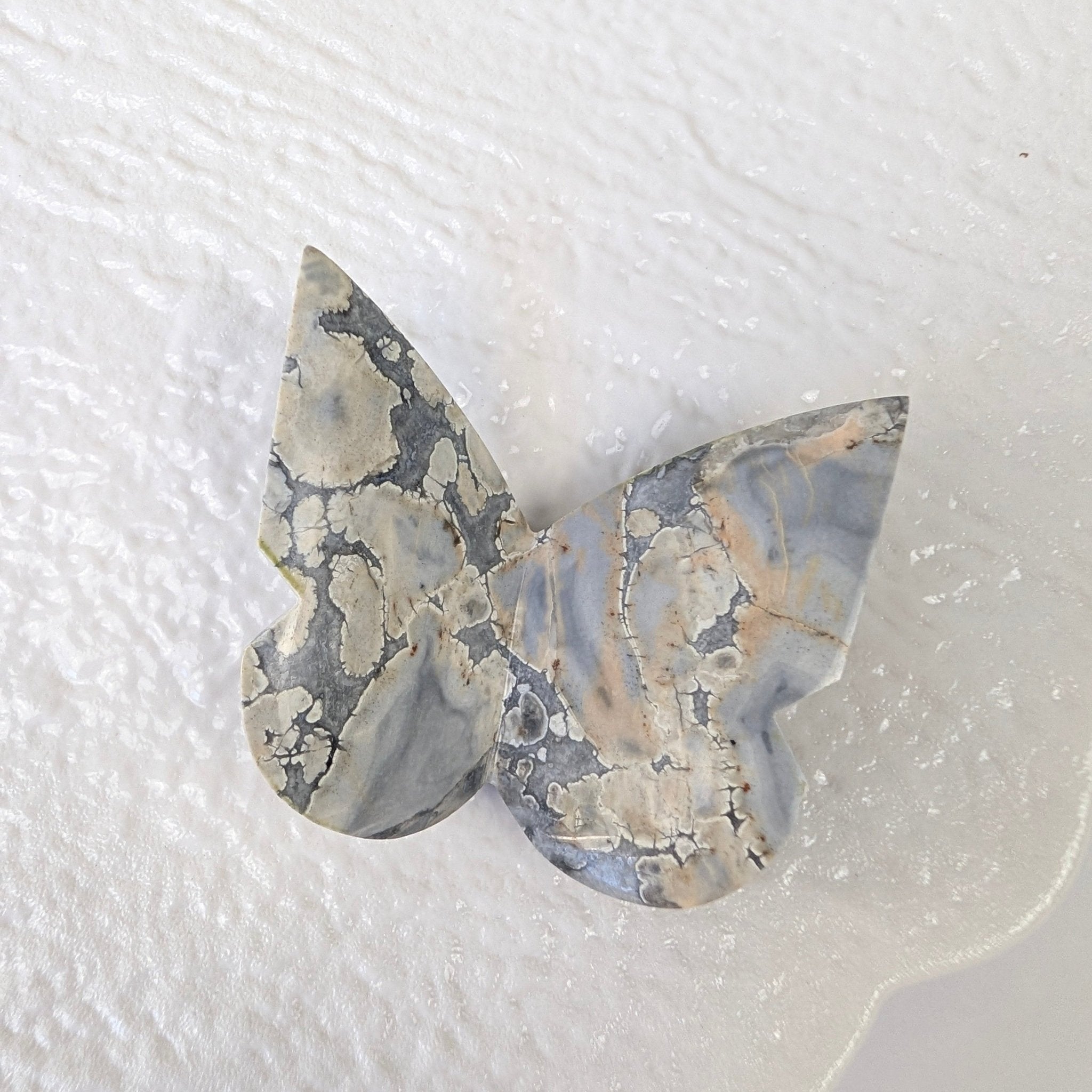 Maligano jaspis vlinder – curated crystal by Marga Jacobs | rust, symboliek en intuïtieve zelfzorg