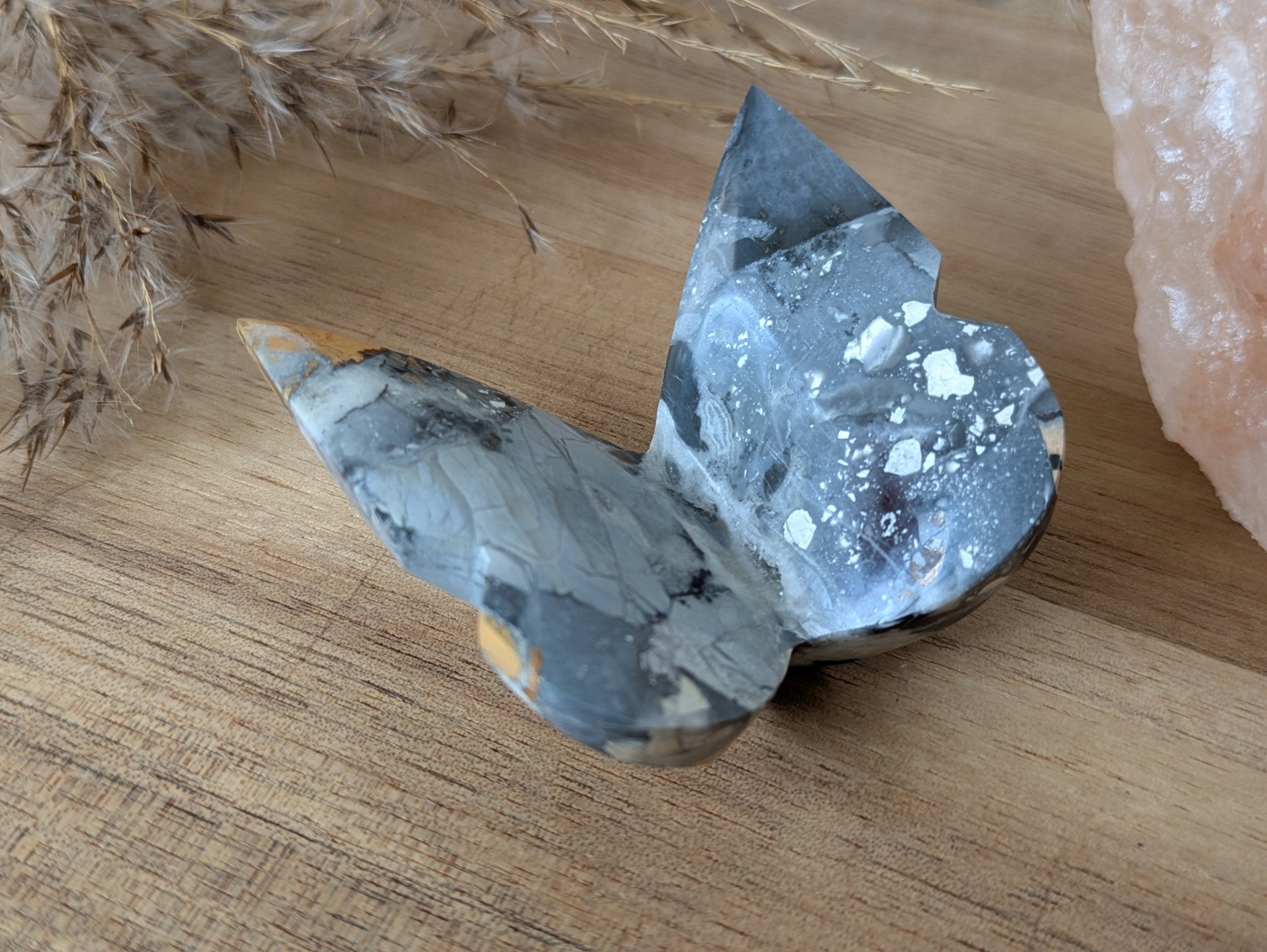 Maligano jaspis vlinder – curated crystal by Marga Jacobs | rust, symboliek en intuïtieve zelfzorg