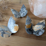 Maligano jaspis vlinder – curated crystal by Marga Jacobs | rust, symboliek en intuïtieve zelfzorg