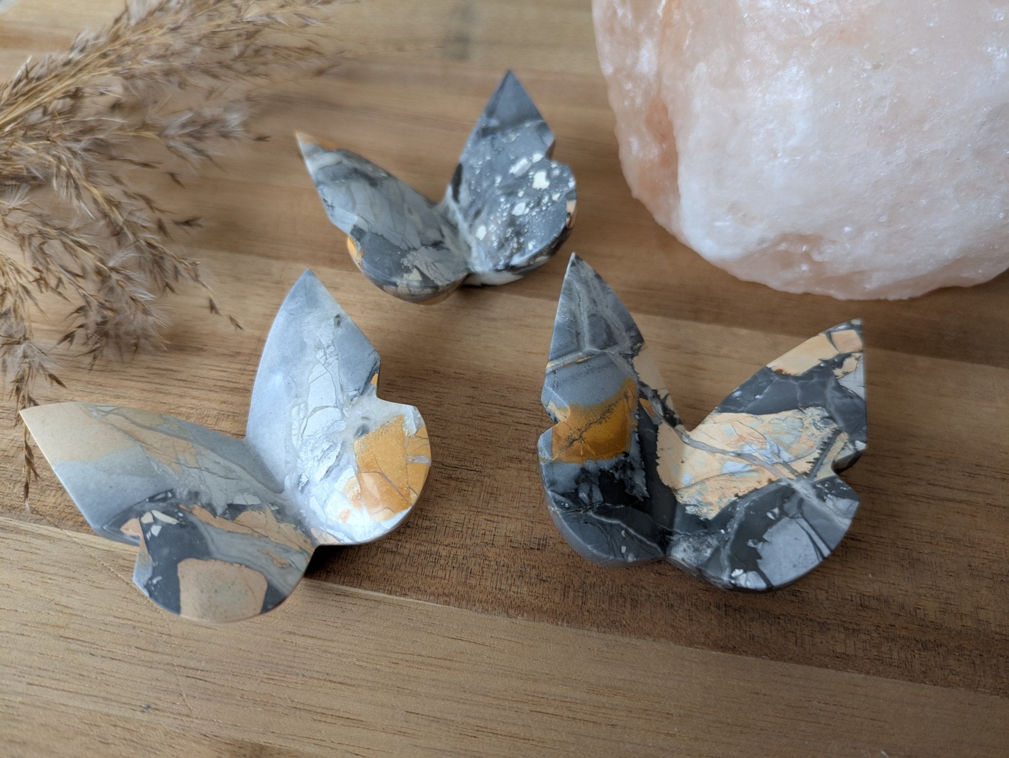 Maligano jaspis vlinder – curated crystal by Marga Jacobs | rust, symboliek en intuïtieve zelfzorg