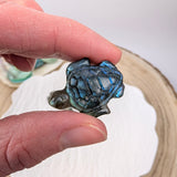 Mini labradoriet schildpadje – curated crystal by Marga Jacobs | rust, symboliek en intuïtieve zelfzorg