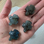 Mini labradoriet schildpadje – curated crystal by Marga Jacobs | rust, symboliek en intuïtieve zelfzorg