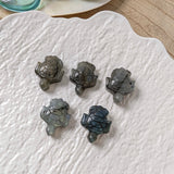 Mini labradoriet schildpadje – curated crystal by Marga Jacobs | rust, symboliek en intuïtieve zelfzorg