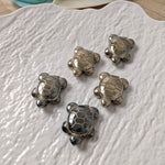 Mini pyriet schildpadje – curated crystal by Marga Jacobs | rust, symboliek en intuïtieve zelfzorg