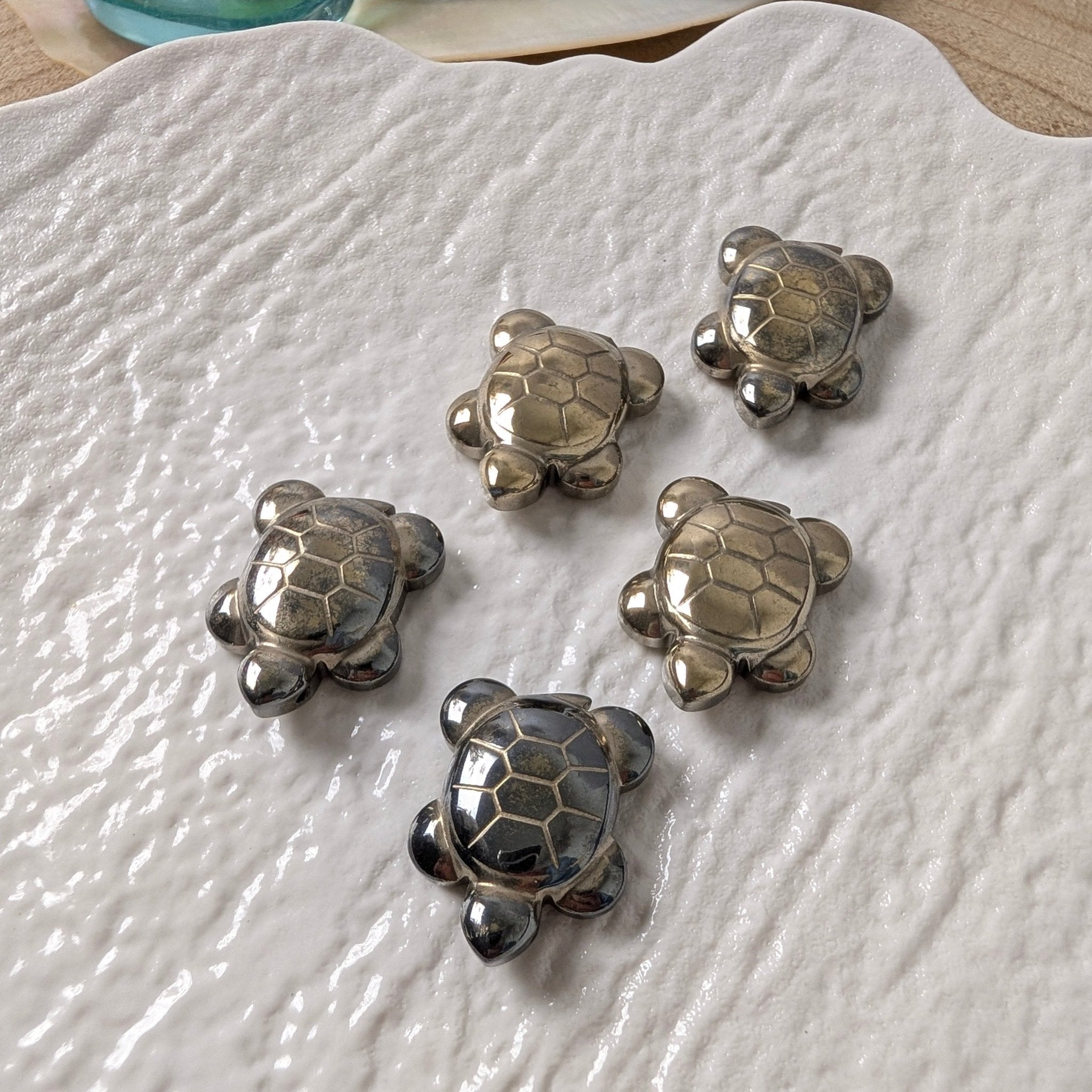 Mini pyriet schildpadje – curated crystal by Marga Jacobs | rust, symboliek en intuïtieve zelfzorg