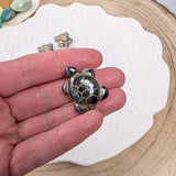 Mini pyriet schildpadje – curated crystal by Marga Jacobs | rust, symboliek en intuïtieve zelfzorg