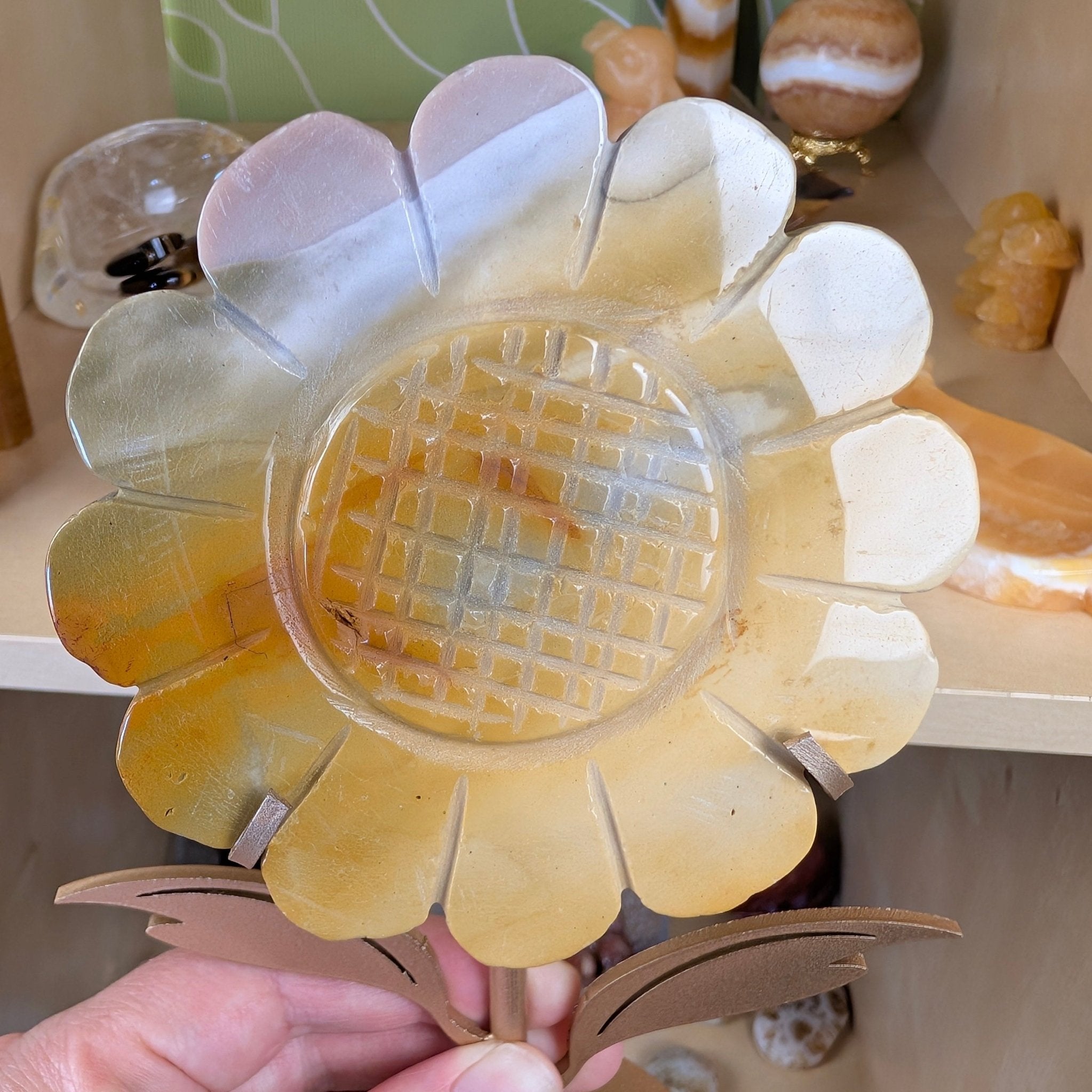 Mookaïet zonnebloem op standaard – bijzondere edelsteen, zorgvuldig gekozen door Marga Jacobs