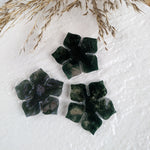 Mosagaat bloemetje – curated crystal by Marga Jacobs | rust, symboliek en intuïtieve zelfzorg