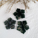 Mosagaat bloemetje – curated crystal by Marga Jacobs | rust, symboliek en intuïtieve zelfzorg