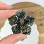 Mosagaat bloemetje – curated crystal by Marga Jacobs | rust, symboliek en intuïtieve zelfzorg