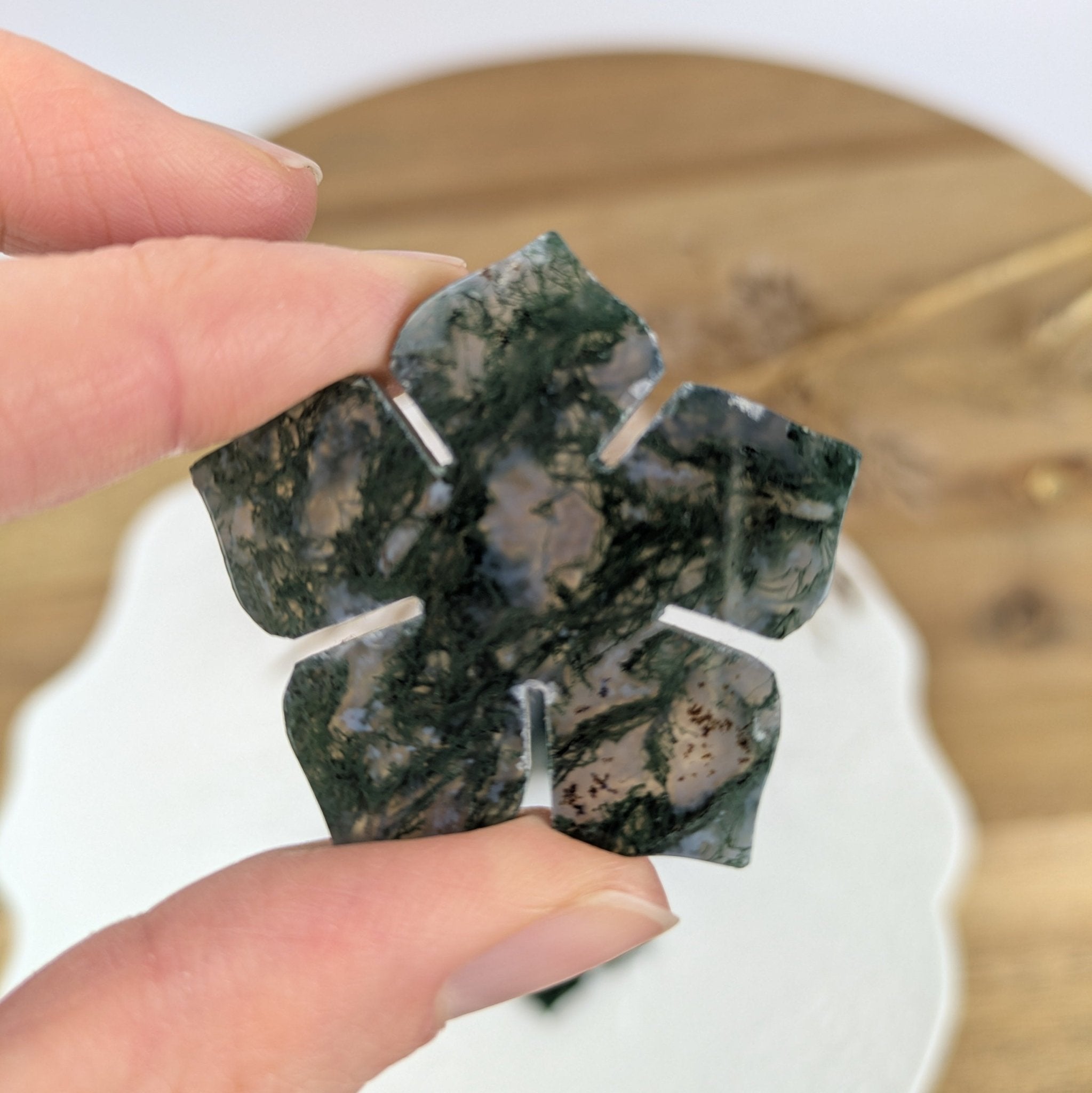 Mosagaat bloemetje – curated crystal by Marga Jacobs | rust, symboliek en intuïtieve zelfzorg