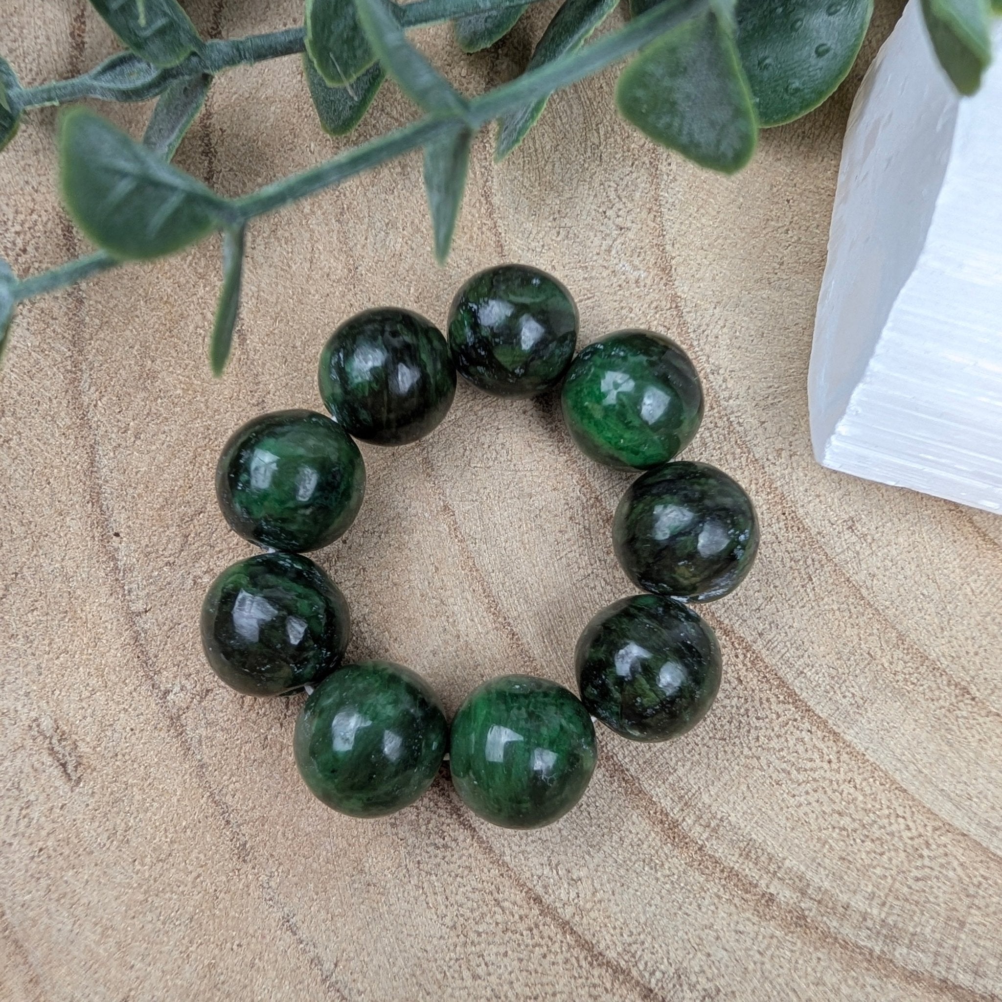Mosagaat kinderarmband – curated crystal by Marga Jacobs | rust, symboliek en intuïtieve zelfzorg