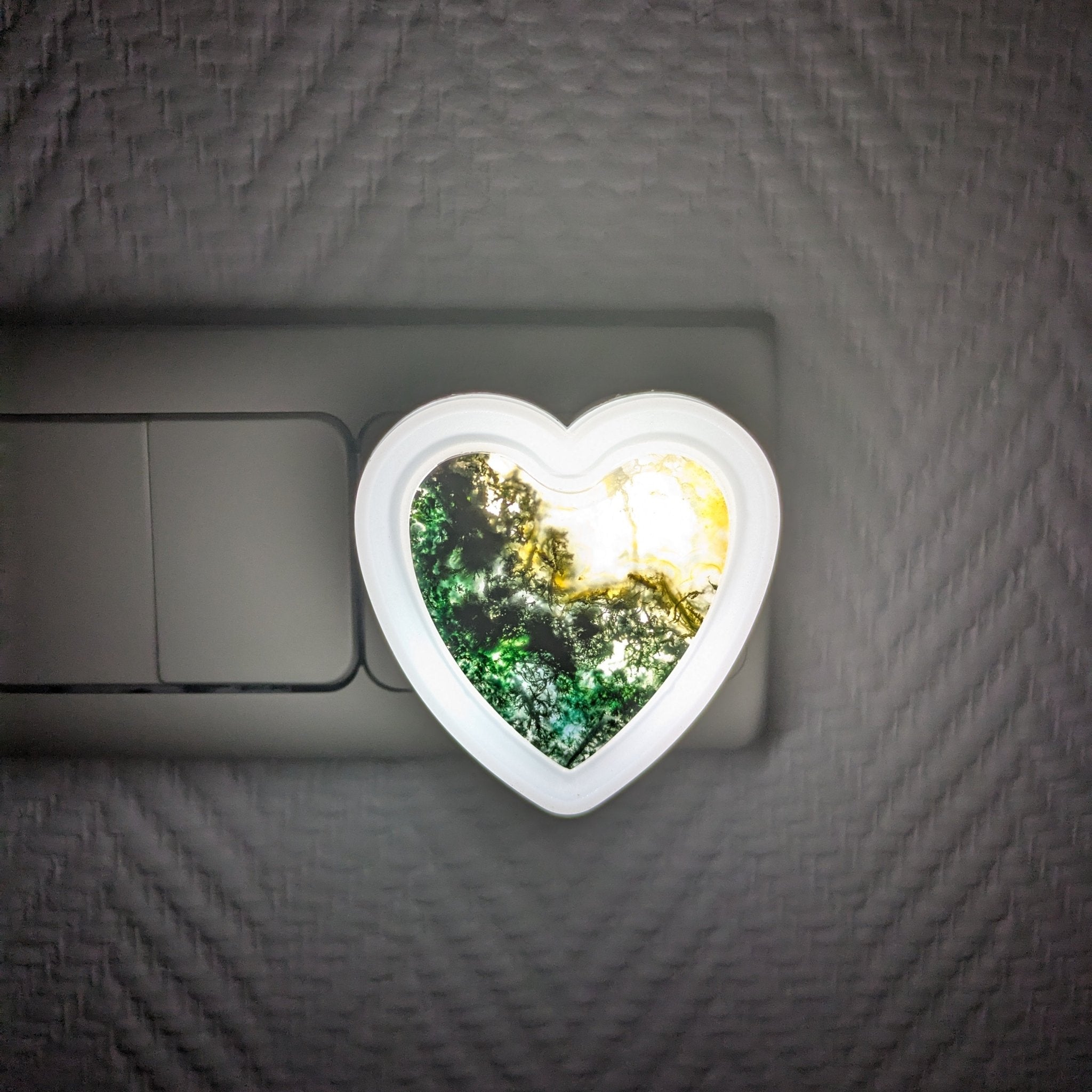 Mosagaat nachtlampje ~ Hartje – curated crystal by Marga Jacobs | rust, symboliek en intuïtieve zelfzorg