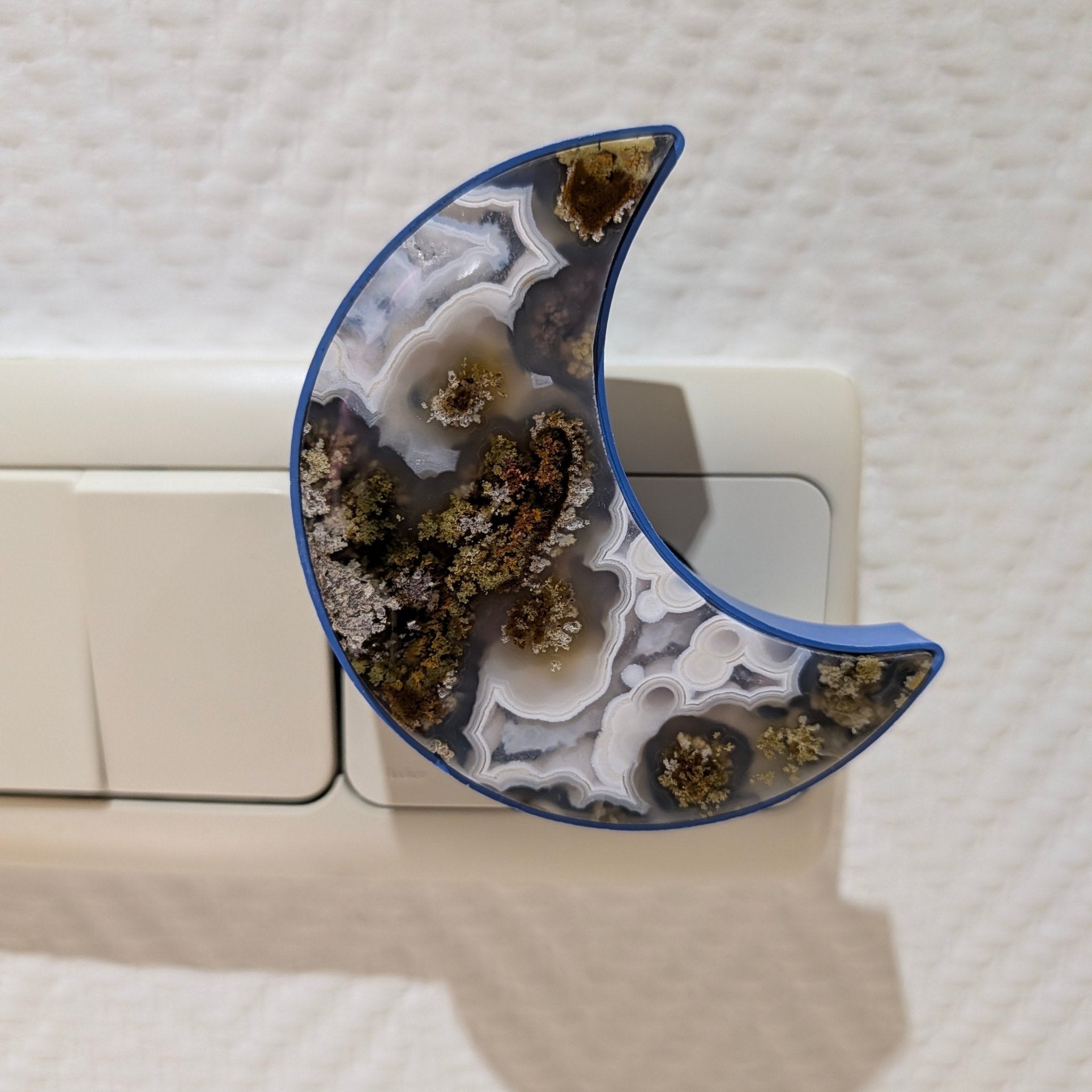 Mosagaat nachtlampje ~ Maan – curated crystal by Marga Jacobs | rust, symboliek en intuïtieve zelfzorg