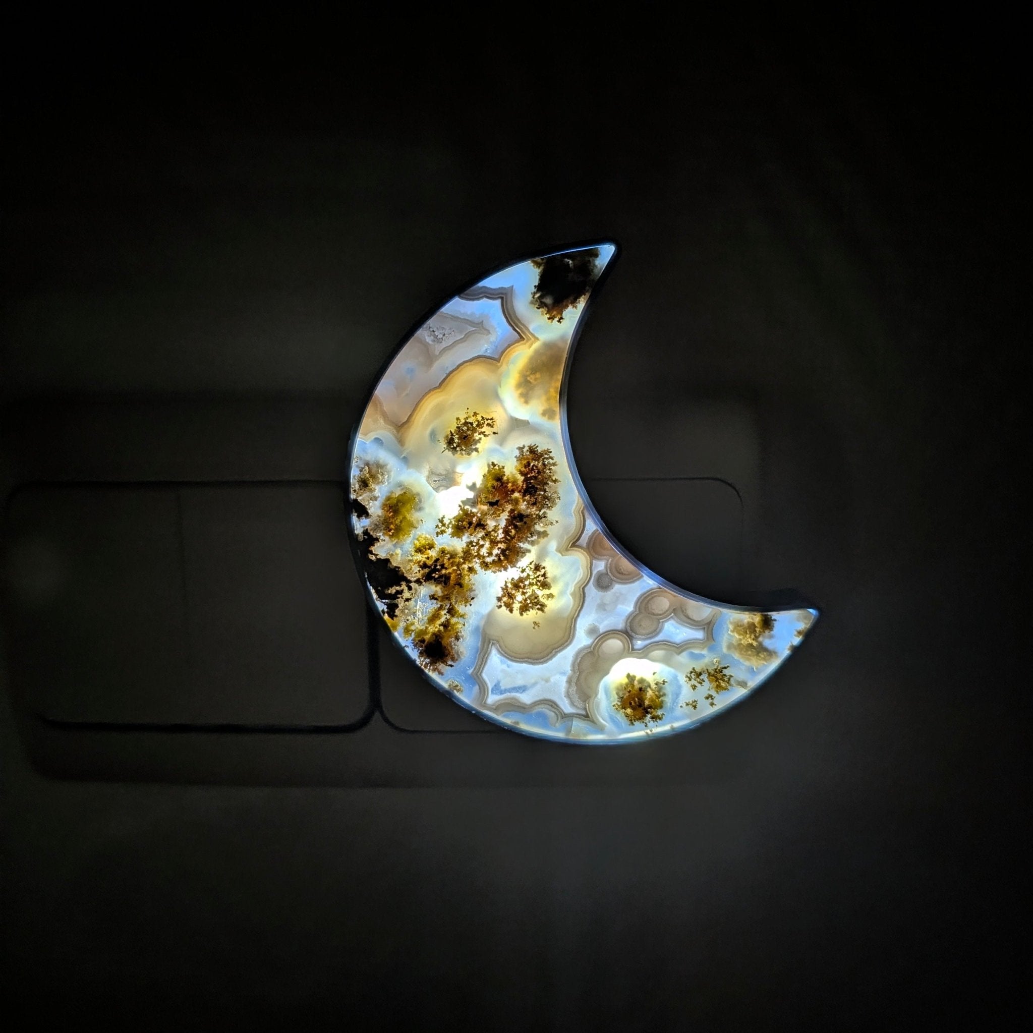 Mosagaat nachtlampje ~ Maan – curated crystal by Marga Jacobs | rust, symboliek en intuïtieve zelfzorg