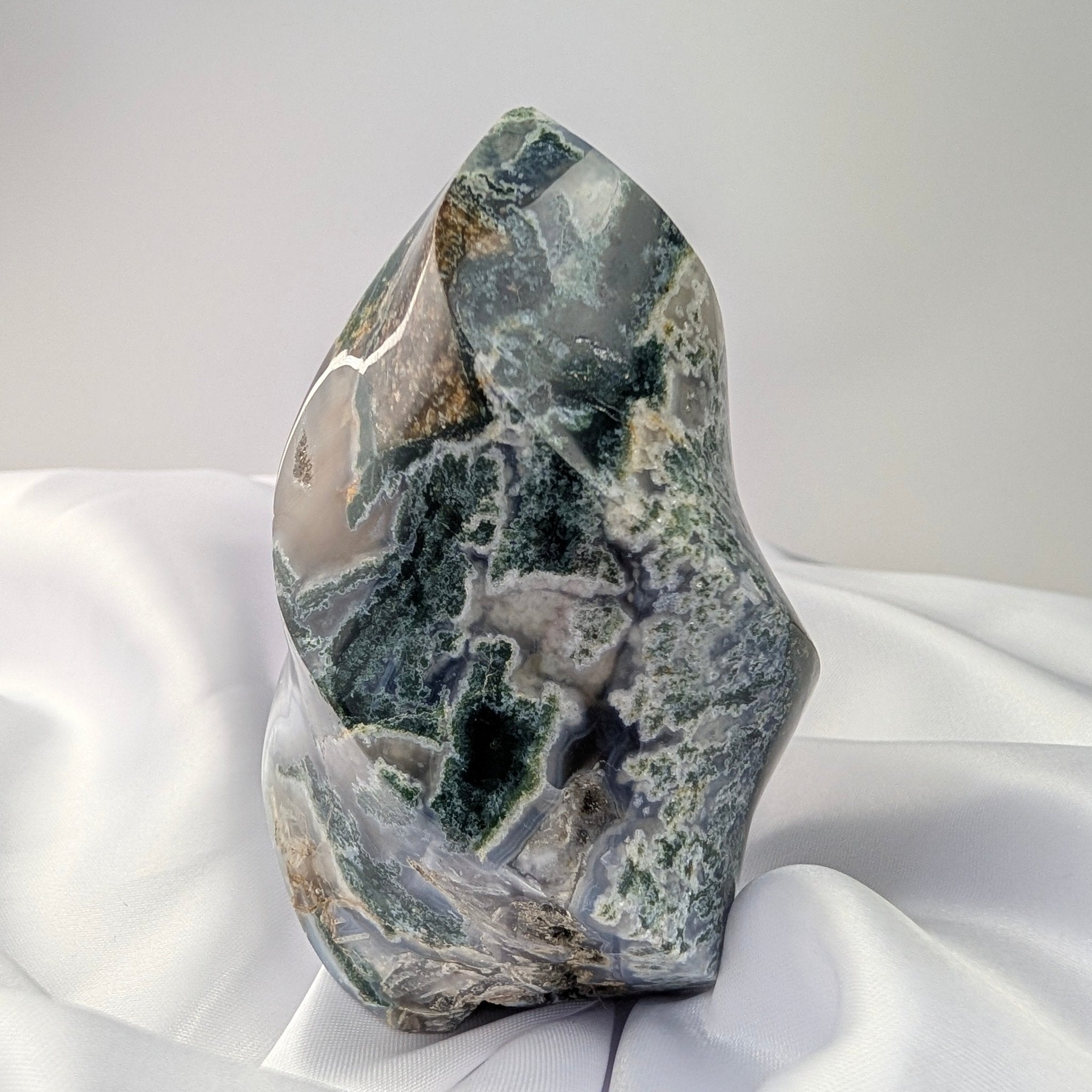 Mosagaat vlam – curated crystal by Marga Jacobs | rust, symboliek en intuïtieve zelfzorg