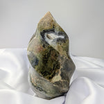Mosagaat vlam – curated crystal by Marga Jacobs | rust, symboliek en intuïtieve zelfzorg