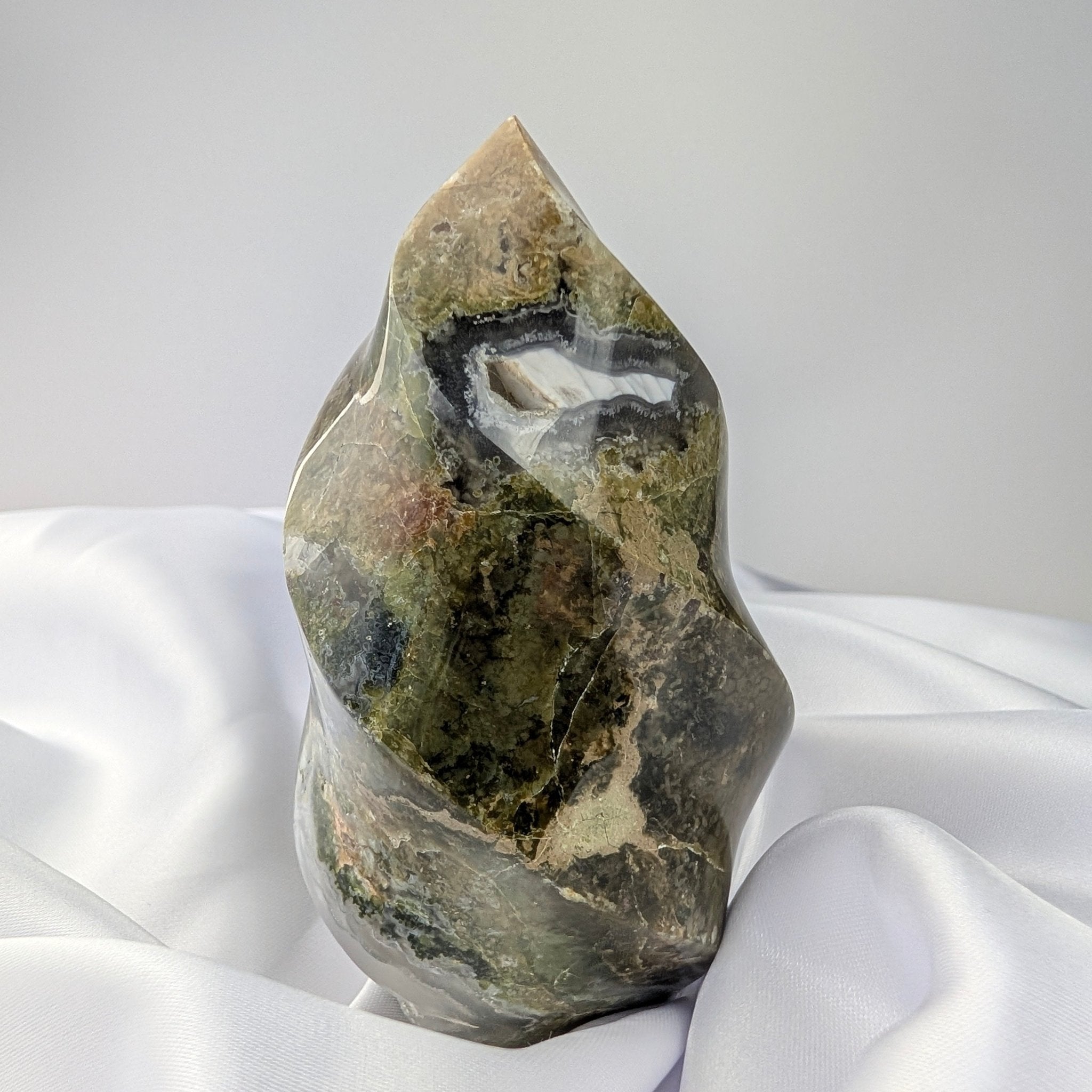 Mosagaat vlam – curated crystal by Marga Jacobs | rust, symboliek en intuïtieve zelfzorg