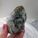 Mosagaat vlam – curated crystal by Marga Jacobs | rust, symboliek en intuïtieve zelfzorg