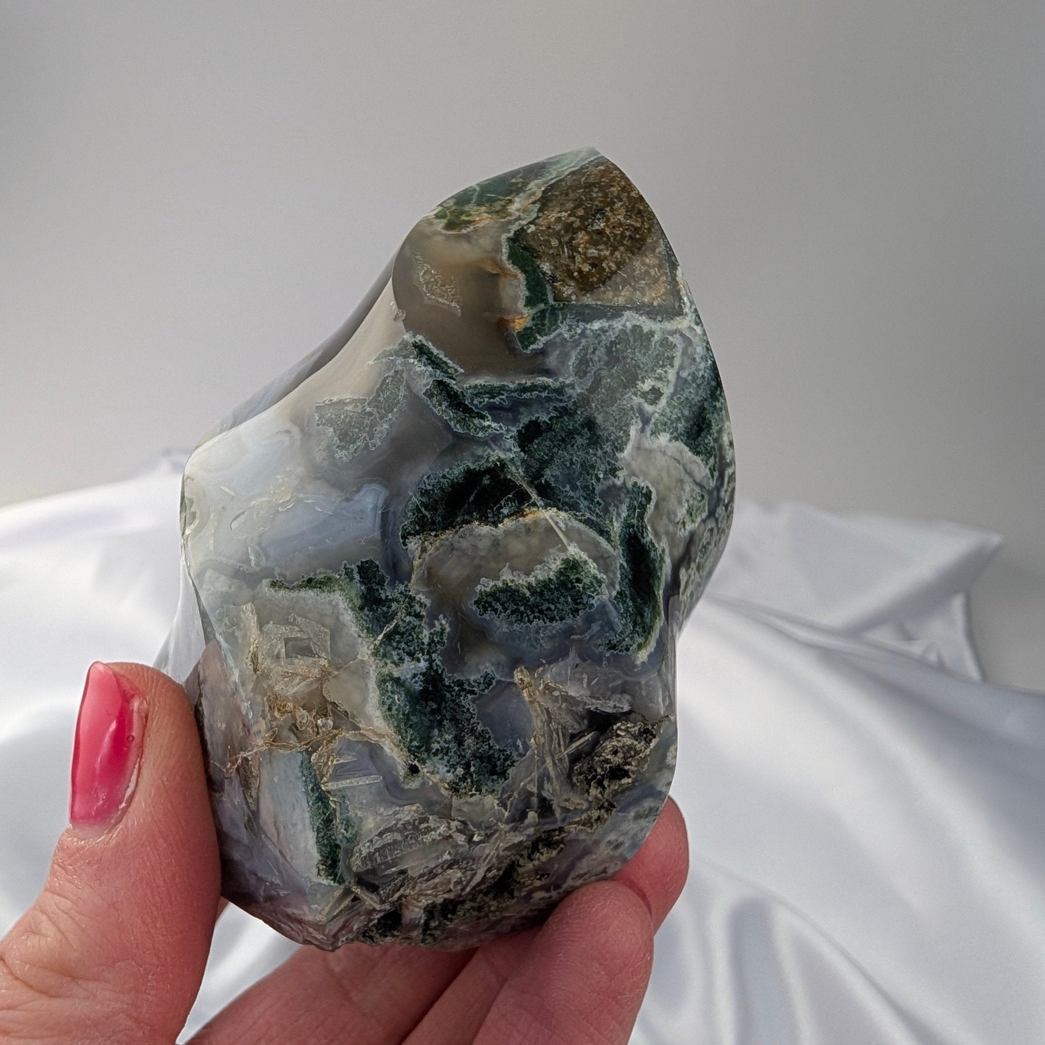 Mosagaat vlam – curated crystal by Marga Jacobs | rust, symboliek en intuïtieve zelfzorg
