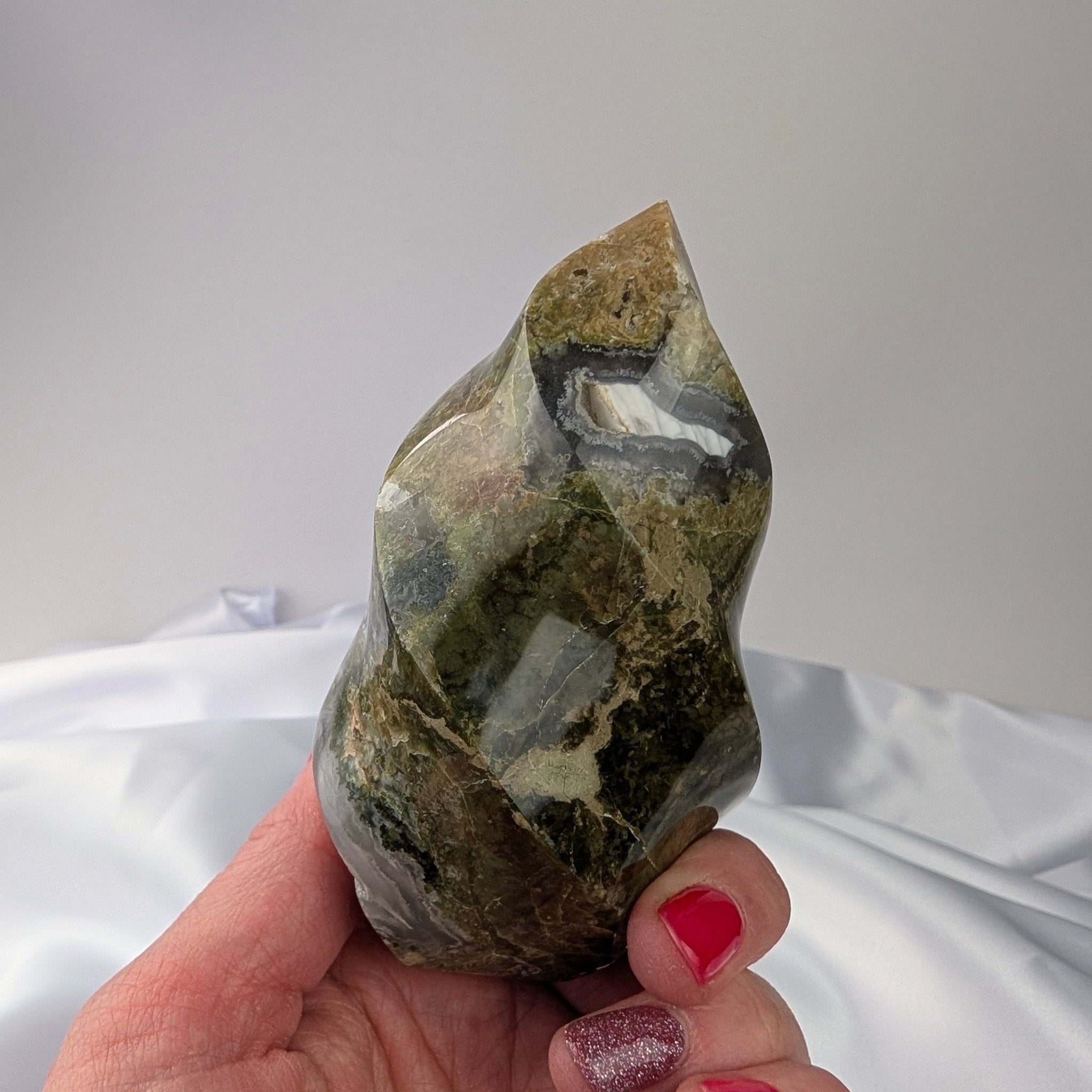 Mosagaat vlam – curated crystal by Marga Jacobs | rust, symboliek en intuïtieve zelfzorg