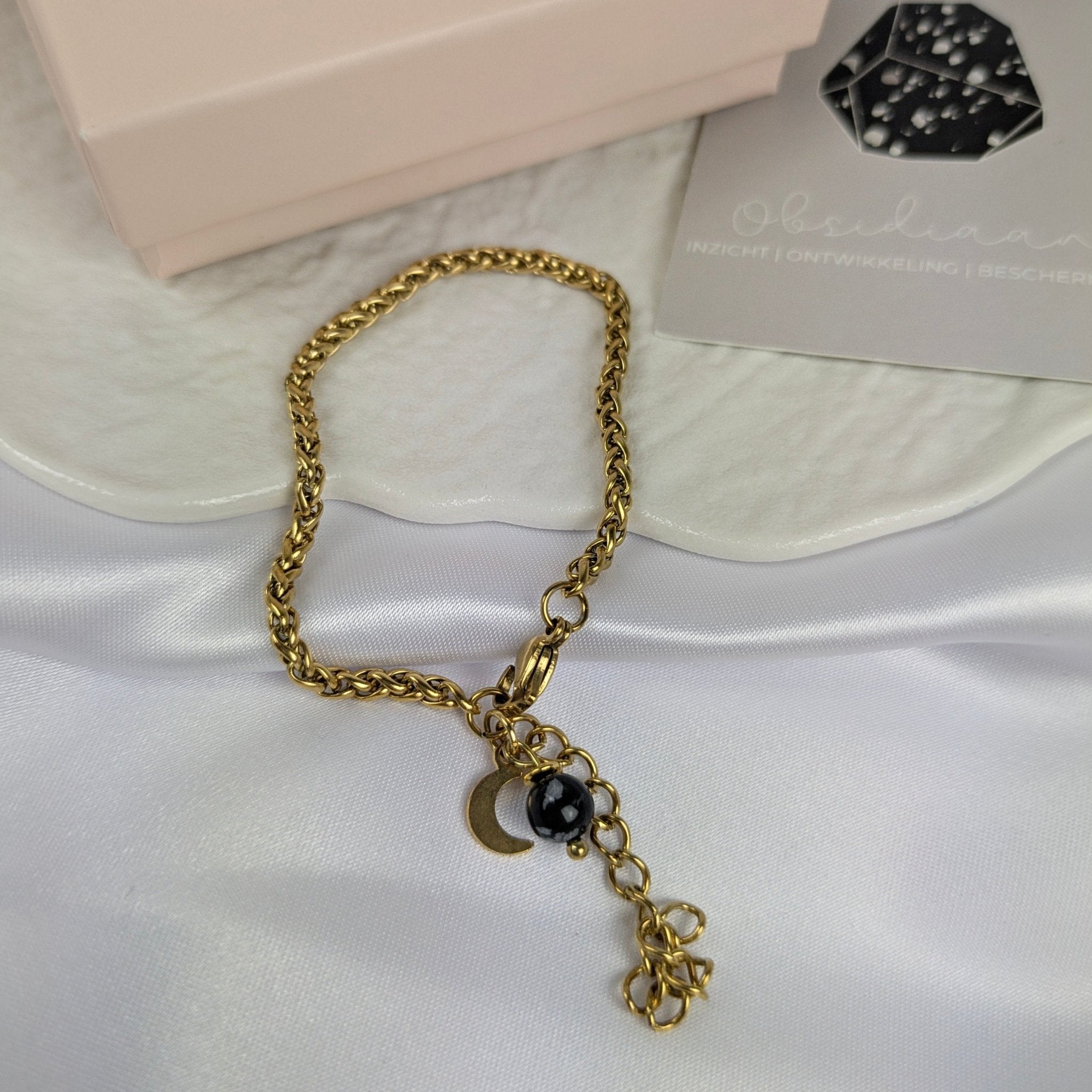 Obsidiaan armband met maan | Uchu Reminders – curated crystal by Marga Jacobs | rust, symboliek en intuïtieve zelfzorg