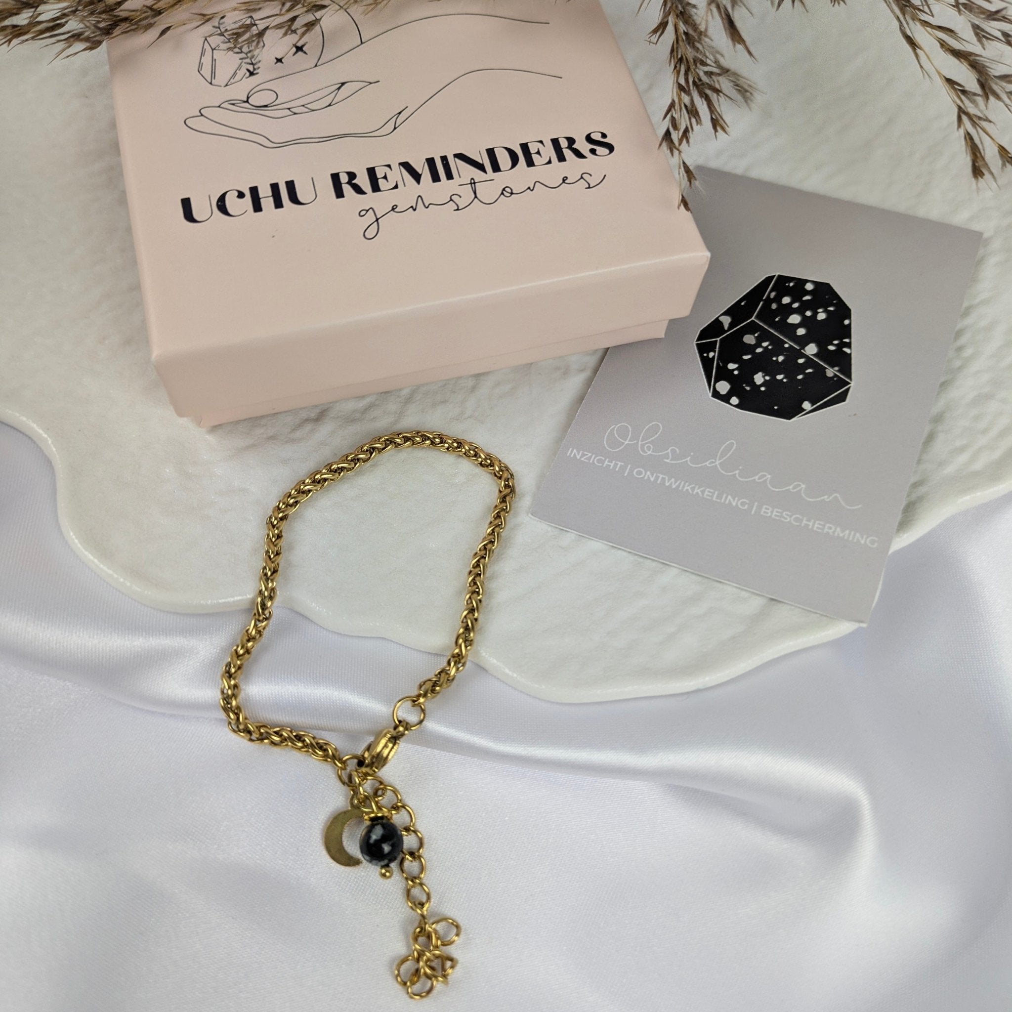 Obsidiaan armband met maan | Uchu Reminders – curated crystal by Marga Jacobs | rust, symboliek en intuïtieve zelfzorg