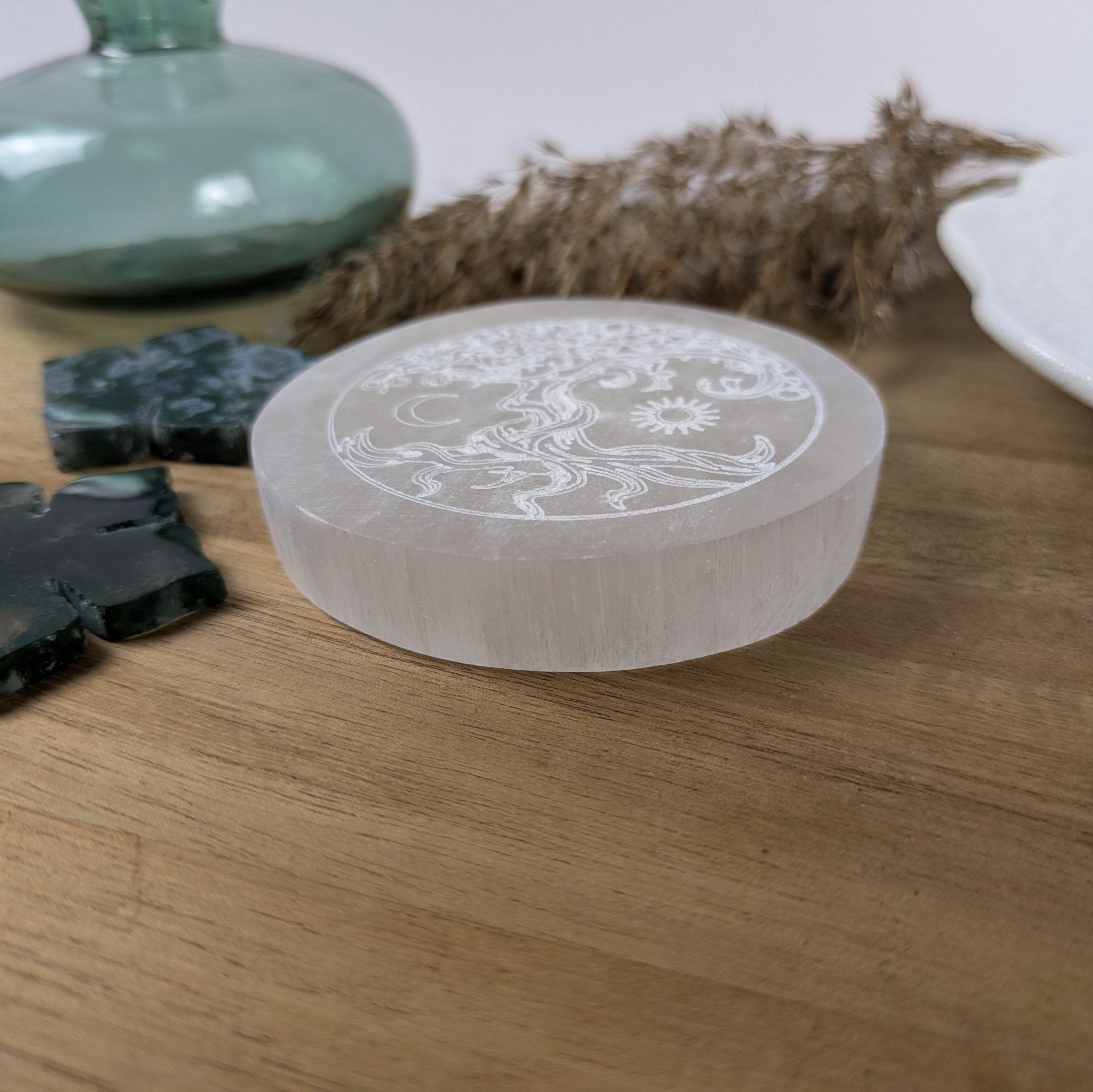 Oplaadsteen levensboom wit | rond – curated crystal by Marga Jacobs | rust, symboliek en intuïtieve zelfzorg