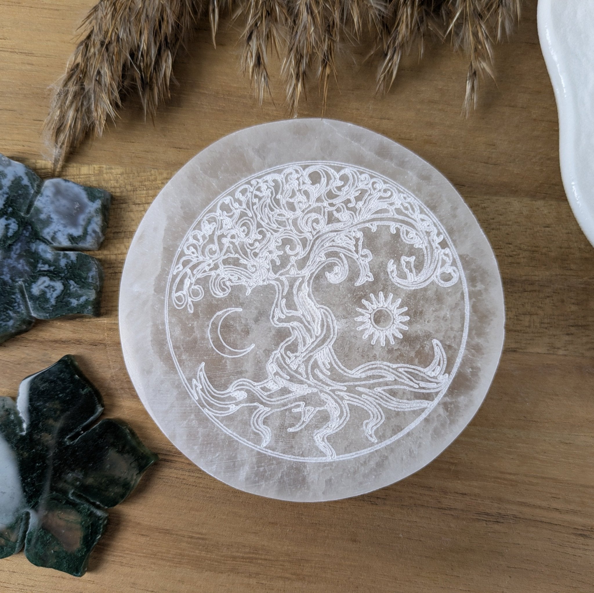 Oplaadsteen levensboom wit | rond – curated crystal by Marga Jacobs | rust, symboliek en intuïtieve zelfzorg