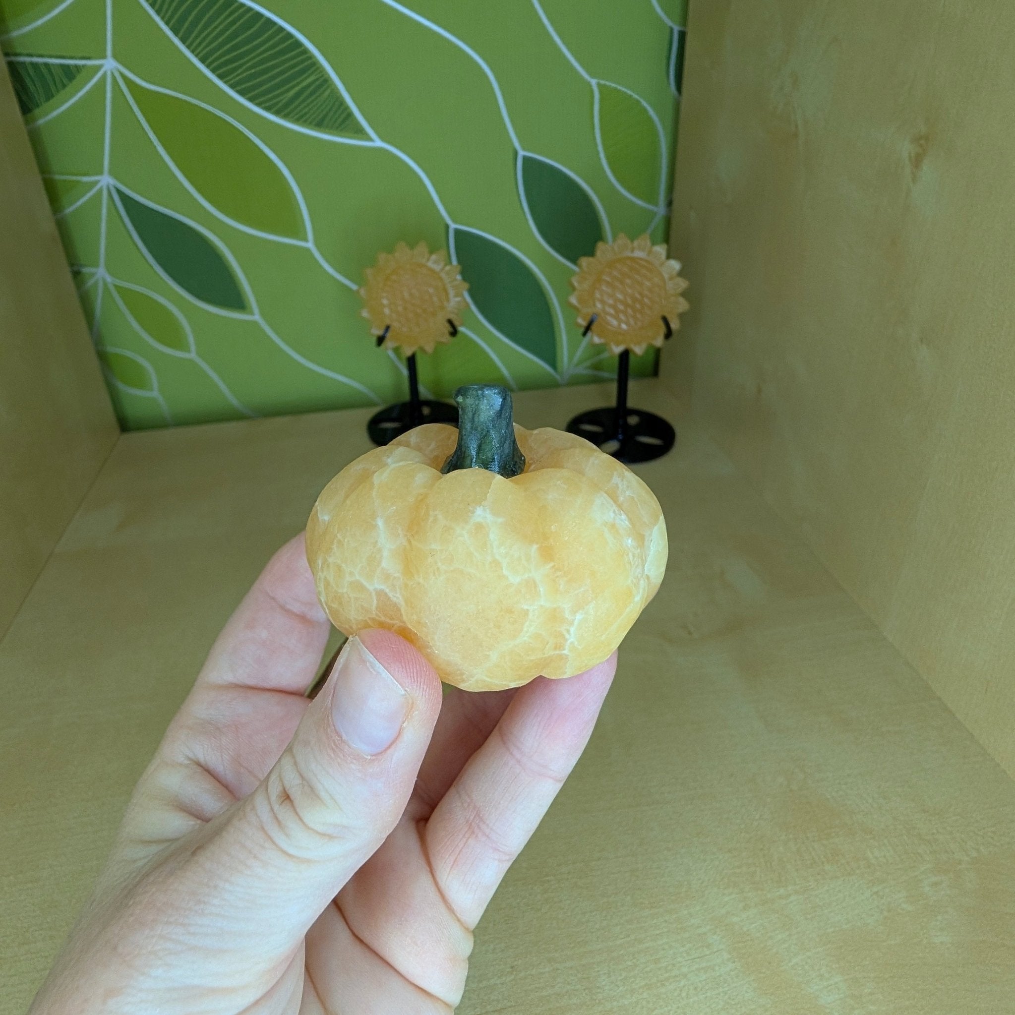 Oranje calciet pompoen met serpentijn – bijzondere edelsteen, zorgvuldig gekozen door Marga Jacobs