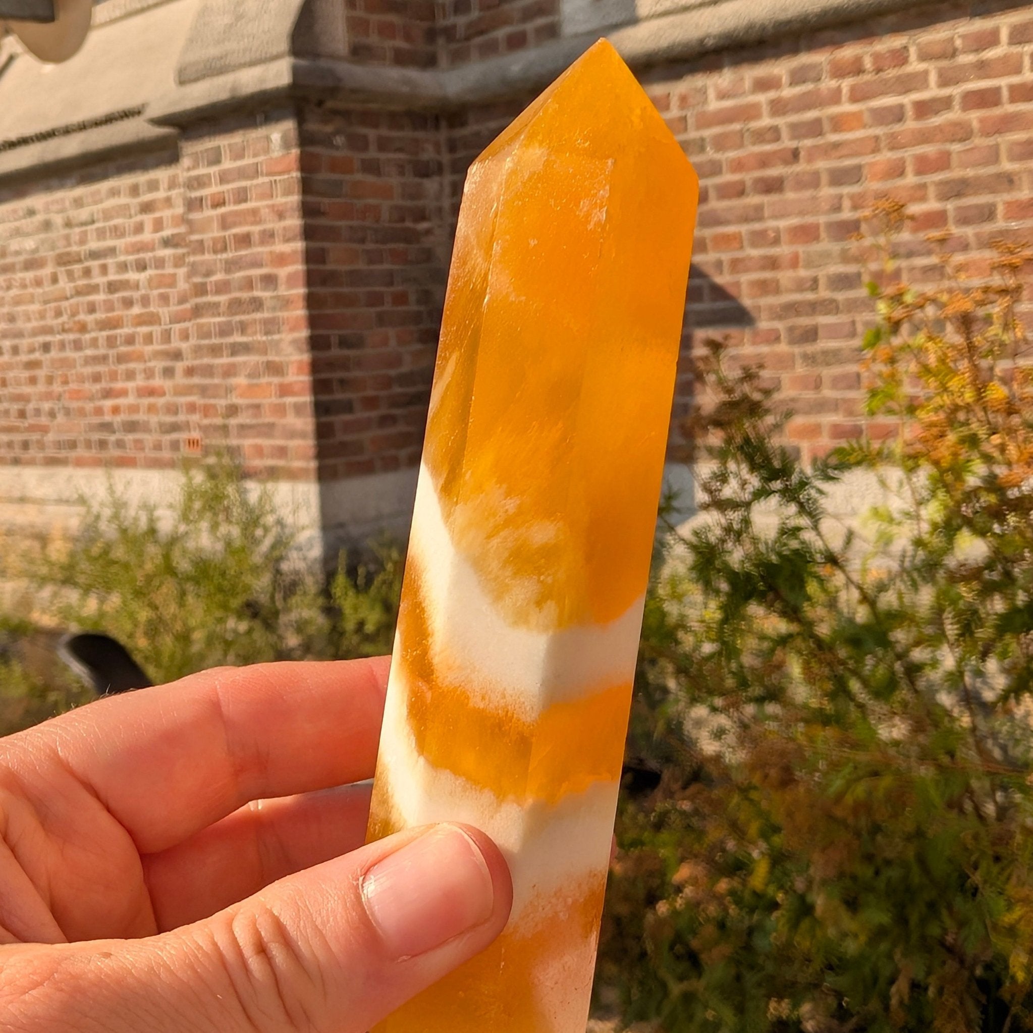 Oranje calciet toren – bijzondere edelsteen, zorgvuldig gekozen door Marga Jacobs