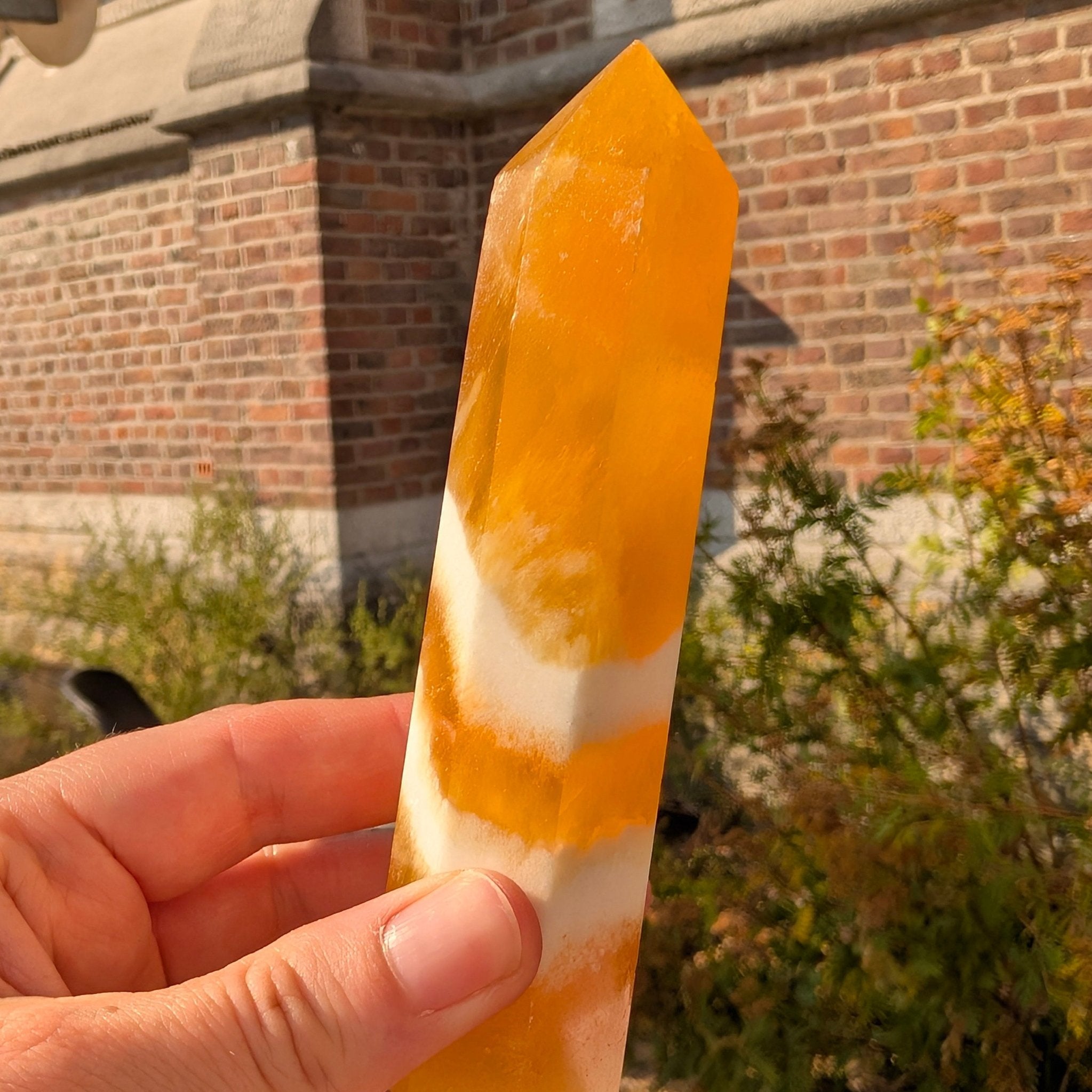 Oranje calciet toren – bijzondere edelsteen, zorgvuldig gekozen door Marga Jacobs