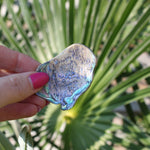 Paua opaal – curated crystal by Marga Jacobs | rust, symboliek en intuïtieve zelfzorg