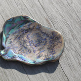 Paua opaal – curated crystal by Marga Jacobs | rust, symboliek en intuïtieve zelfzorg