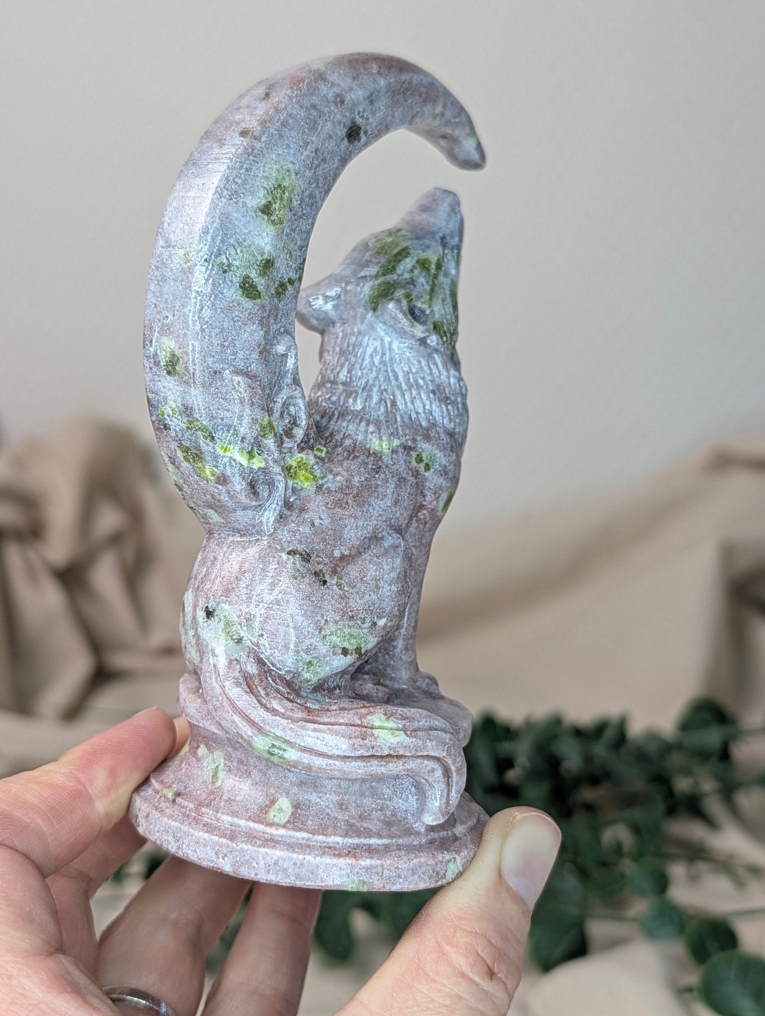 Peach Blossom jade wolf met maan – bijzondere edelsteen, zorgvuldig gekozen door Marga Jacobs