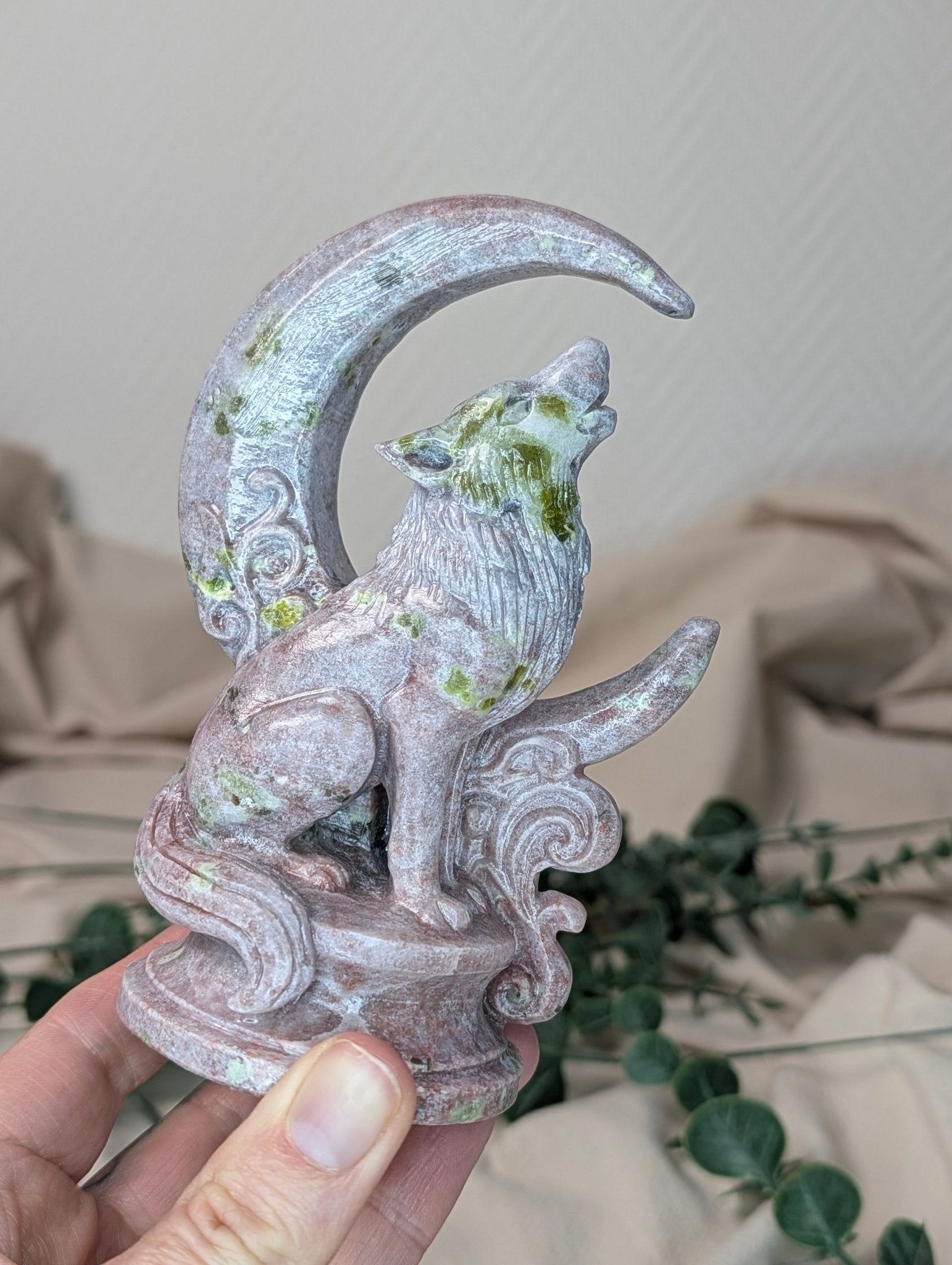 Peach Blossom jade wolf met maan – bijzondere edelsteen, zorgvuldig gekozen door Marga Jacobs
