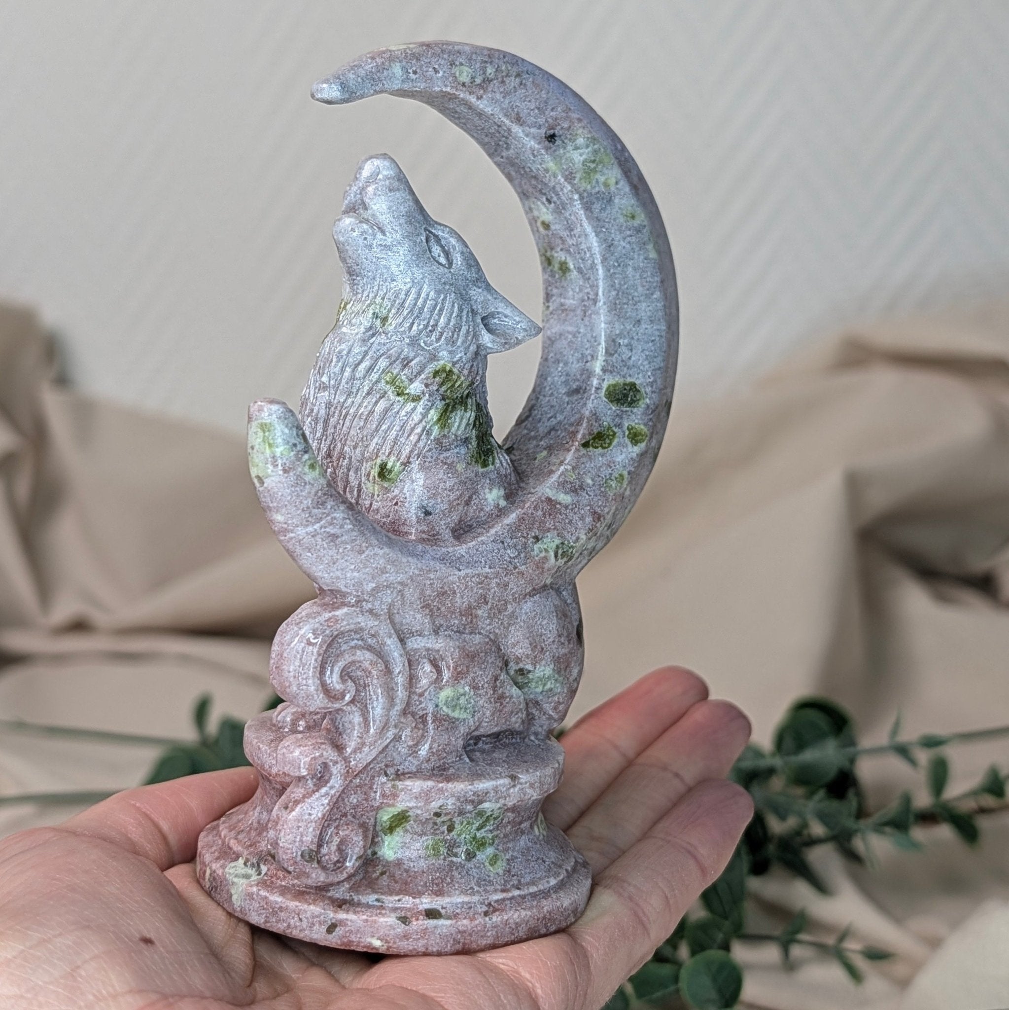 Peach Blossom jade wolf met maan – bijzondere edelsteen, zorgvuldig gekozen door Marga Jacobs