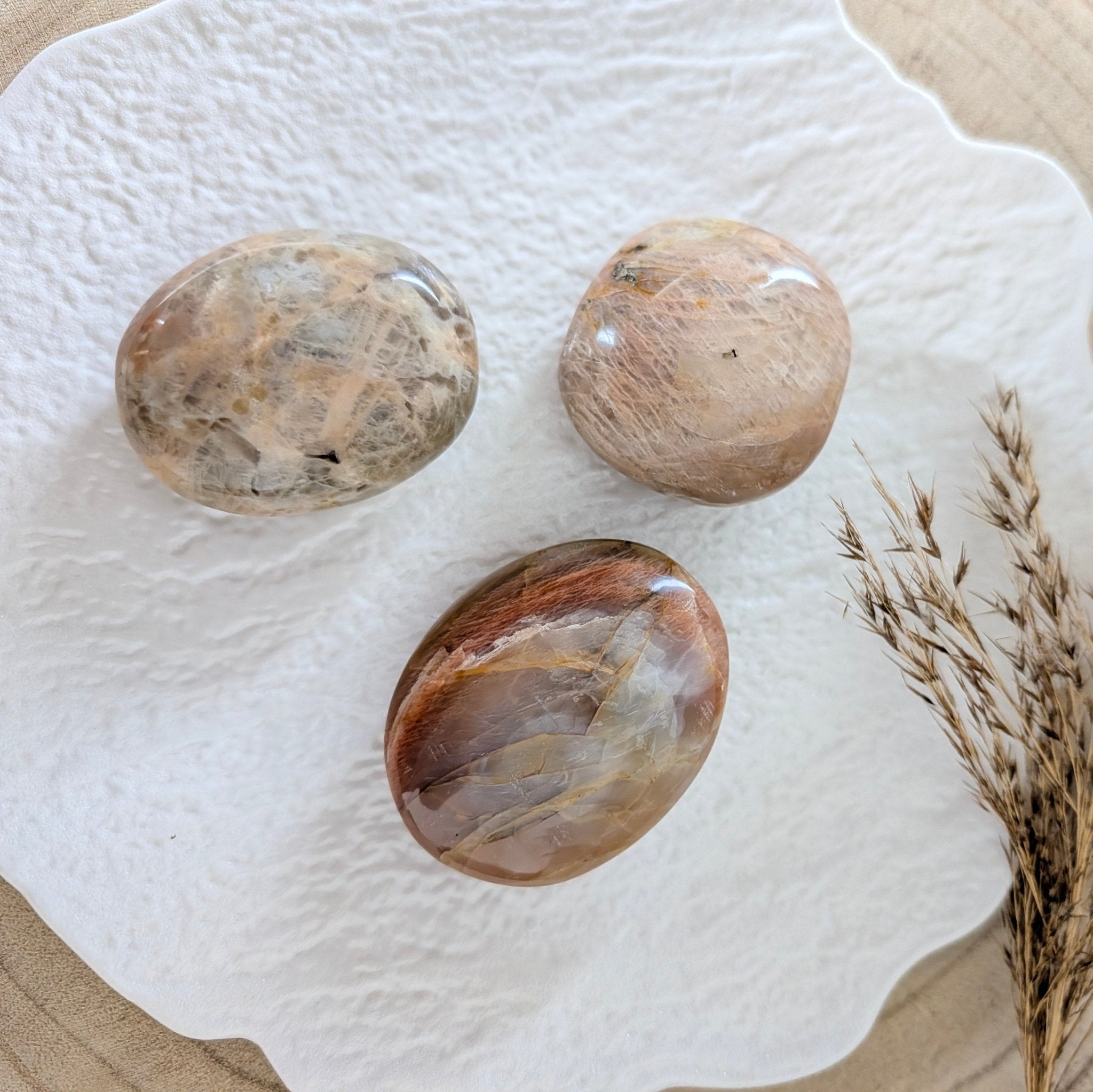Perzik maansteen palmsteen – curated crystal by Marga Jacobs | rust, symboliek en intuïtieve zelfzorg