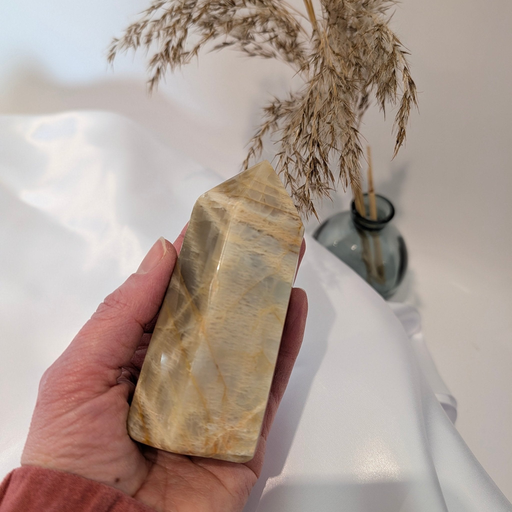 Perzik maansteen toren – curated crystal by Marga Jacobs | rust, symboliek en intuïtieve zelfzorg