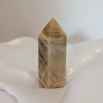 Perzik maansteen toren – curated crystal by Marga Jacobs | rust, symboliek en intuïtieve zelfzorg
