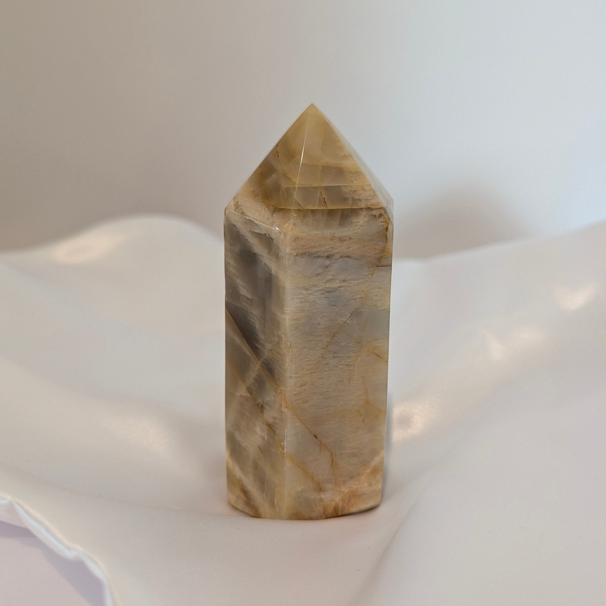 Perzik maansteen toren – curated crystal by Marga Jacobs | rust, symboliek en intuïtieve zelfzorg