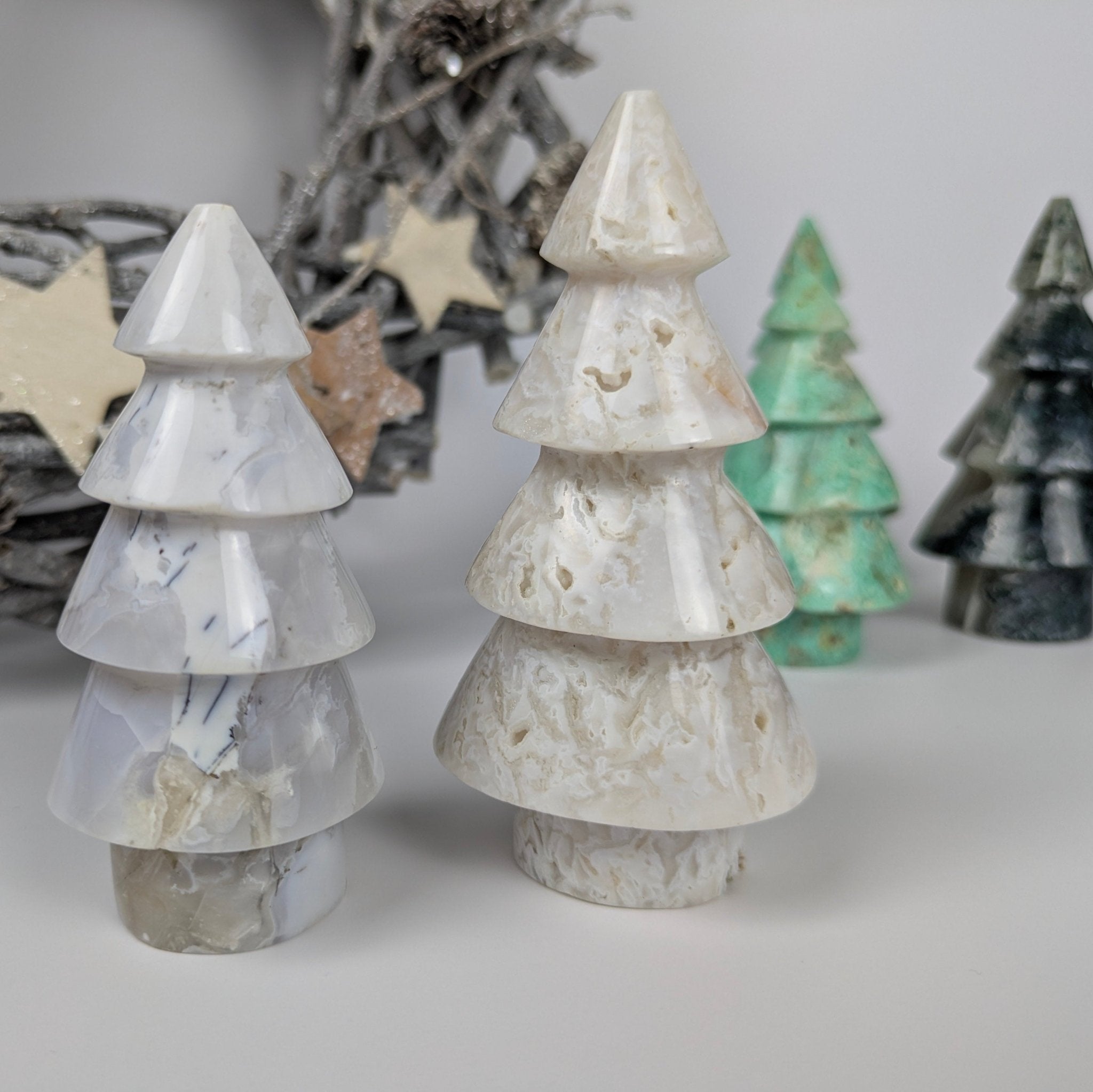 Pluimagaat kerstboompje – curated crystal by Marga Jacobs | rust, symboliek en intuïtieve zelfzorg