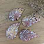 Polychroom jaspis blad – curated crystal by Marga Jacobs | rust, symboliek en intuïtieve zelfzorg