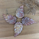 Polychroom jaspis blad – curated crystal by Marga Jacobs | rust, symboliek en intuïtieve zelfzorg