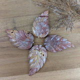 Polychroom jaspis blad – curated crystal by Marga Jacobs | rust, symboliek en intuïtieve zelfzorg