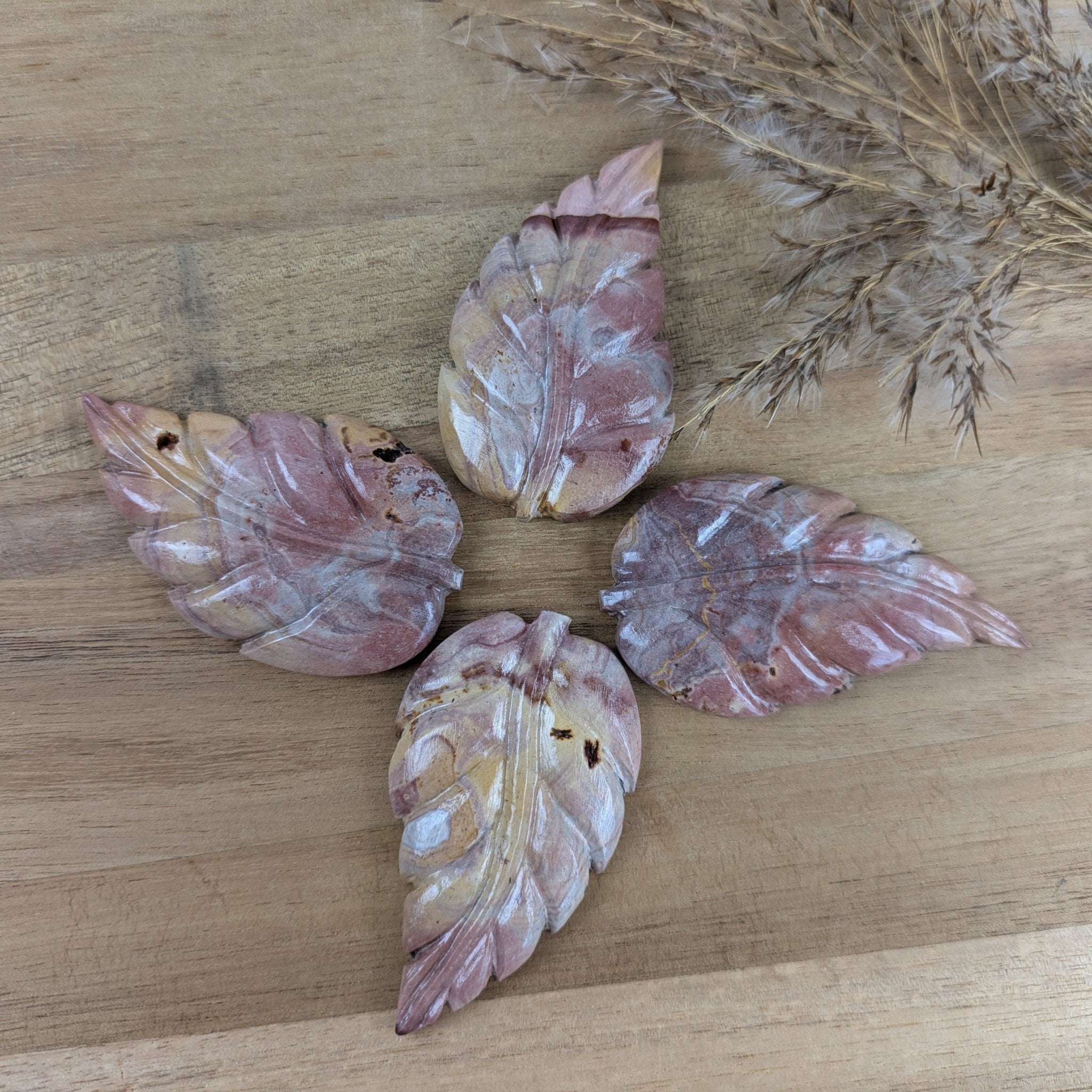 Polychroom jaspis blad – curated crystal by Marga Jacobs | rust, symboliek en intuïtieve zelfzorg