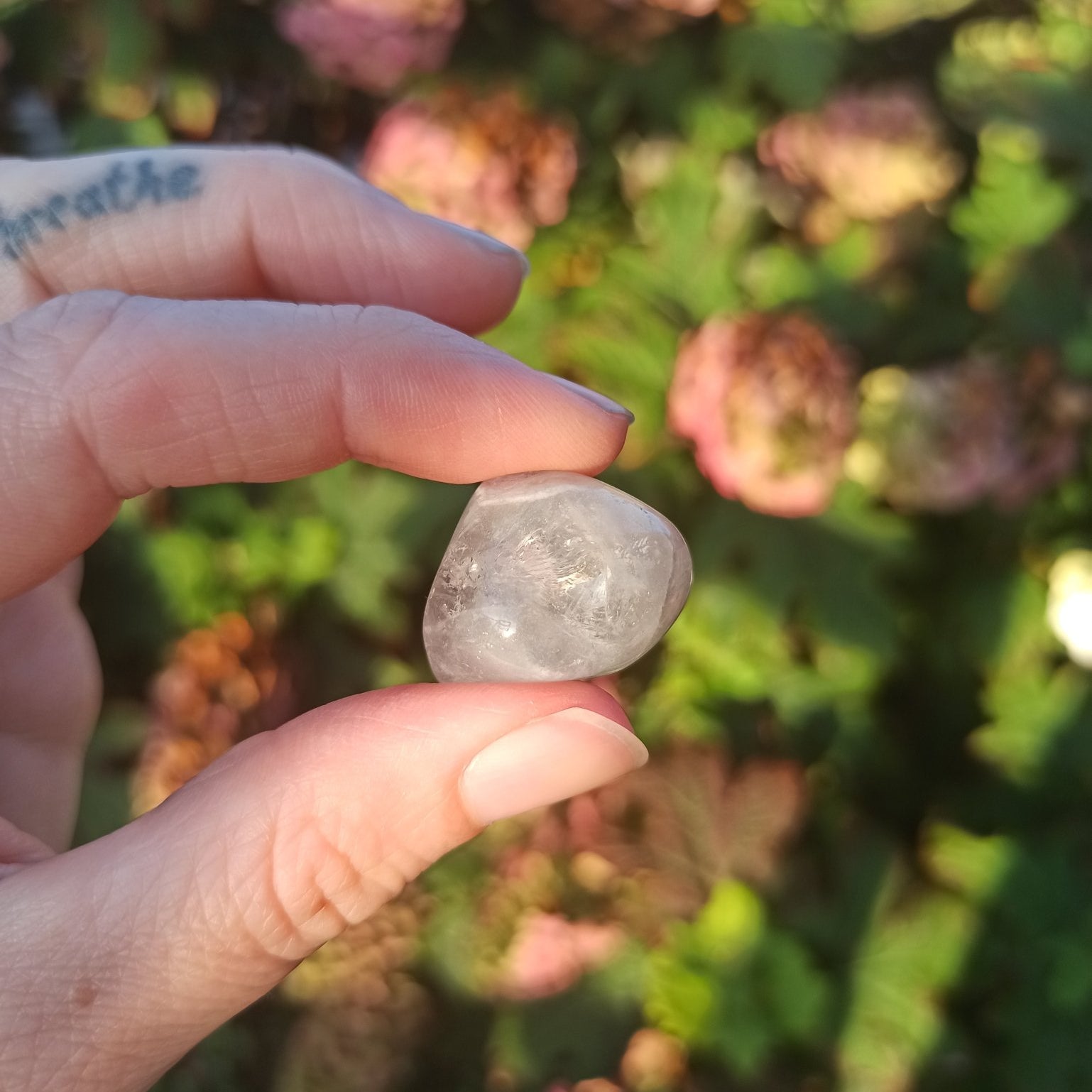 Prasioliet trommelstenen – curated crystal by Marga Jacobs | rust, symboliek en intuïtieve zelfzorg