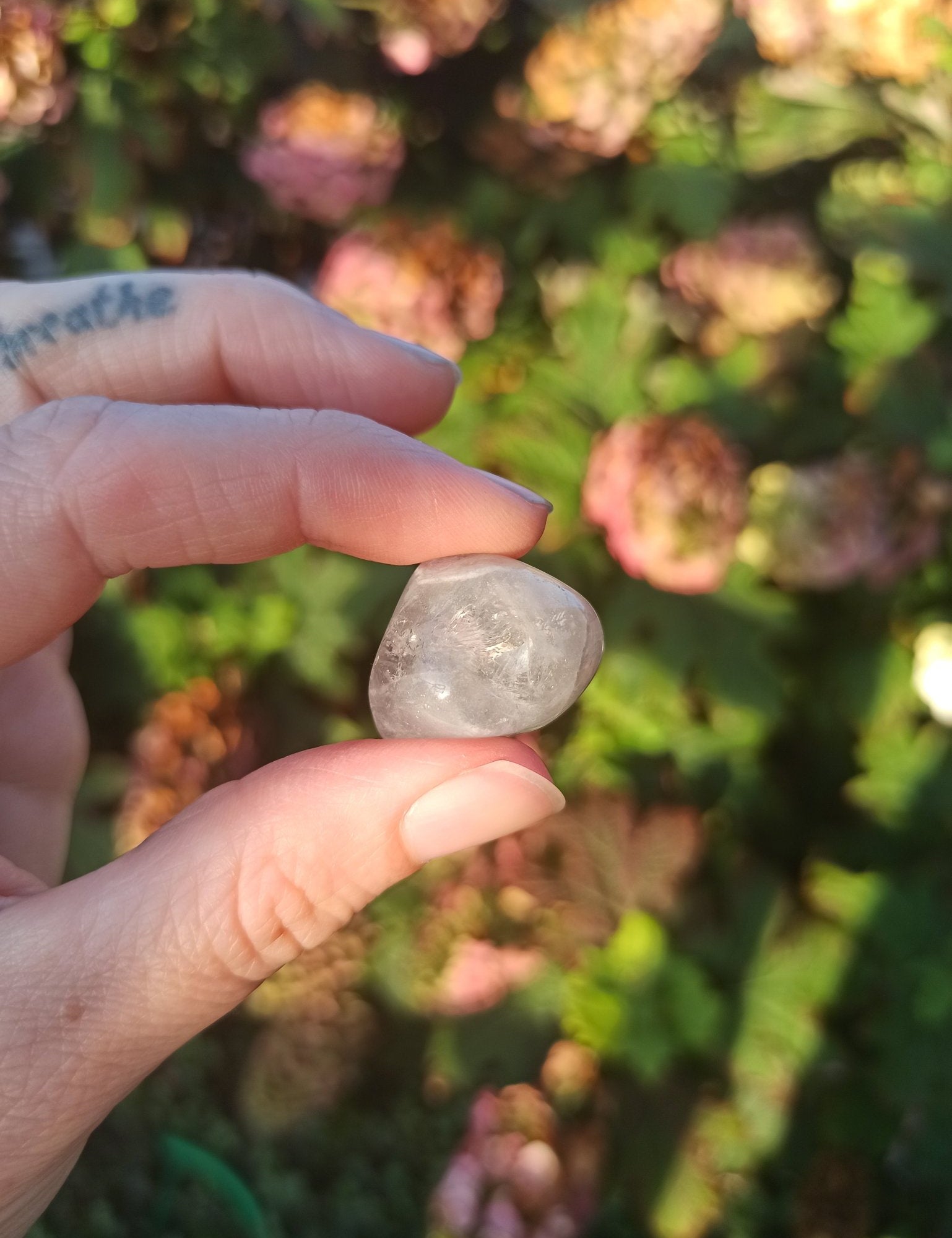 Prasioliet trommelstenen – curated crystal by Marga Jacobs | rust, symboliek en intuïtieve zelfzorg