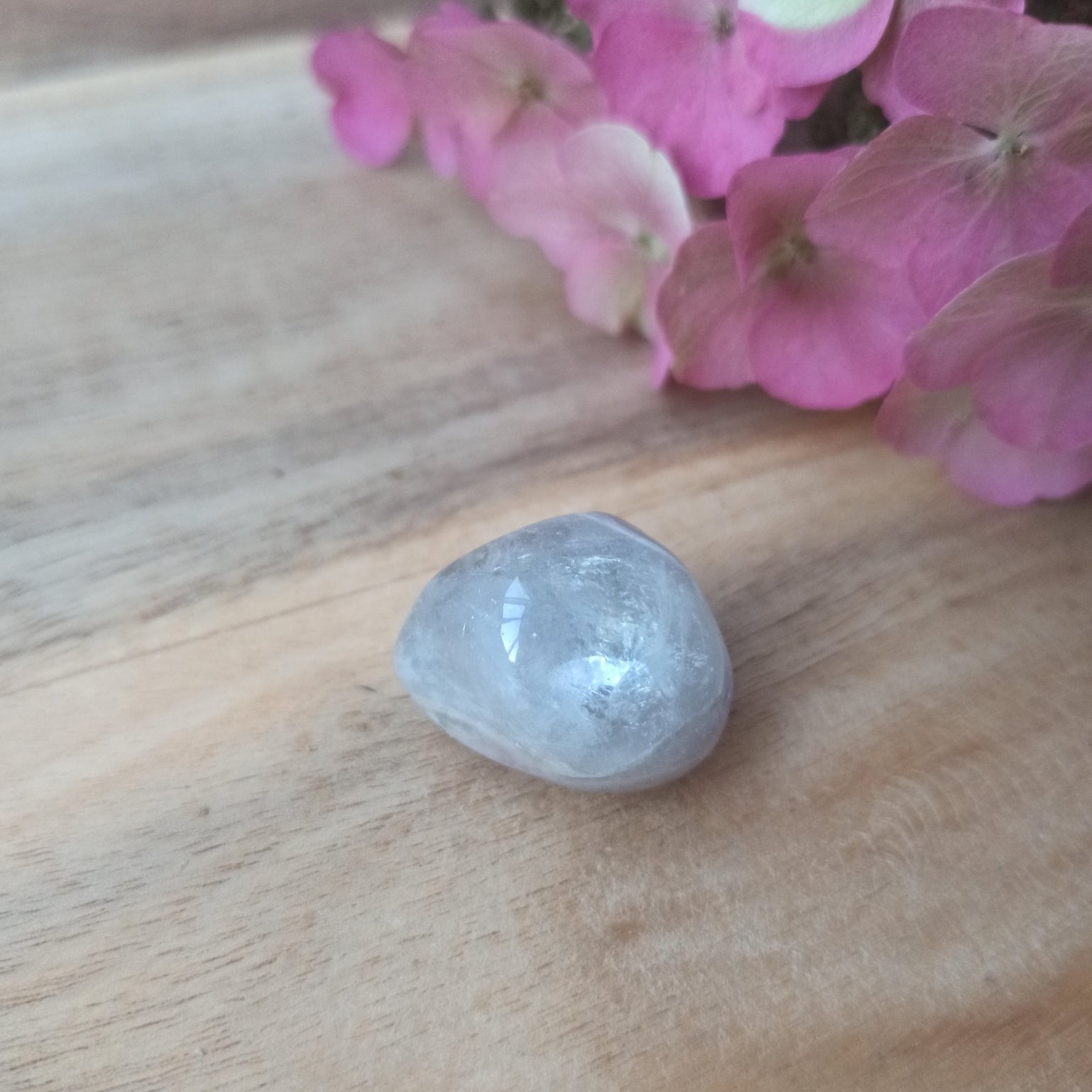 Prasioliet trommelstenen – curated crystal by Marga Jacobs | rust, symboliek en intuïtieve zelfzorg